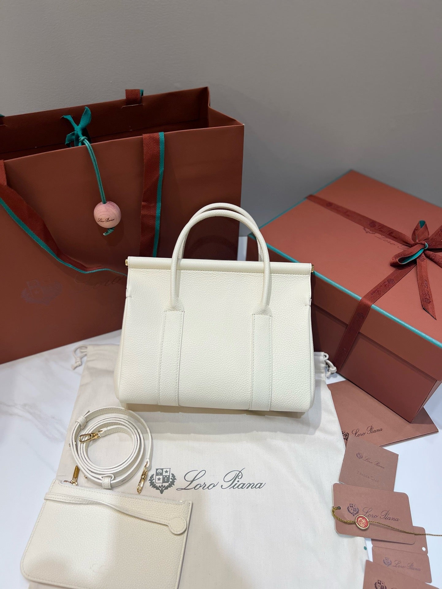 로로피아나 룸백 L25 (위스퍼 화이트)