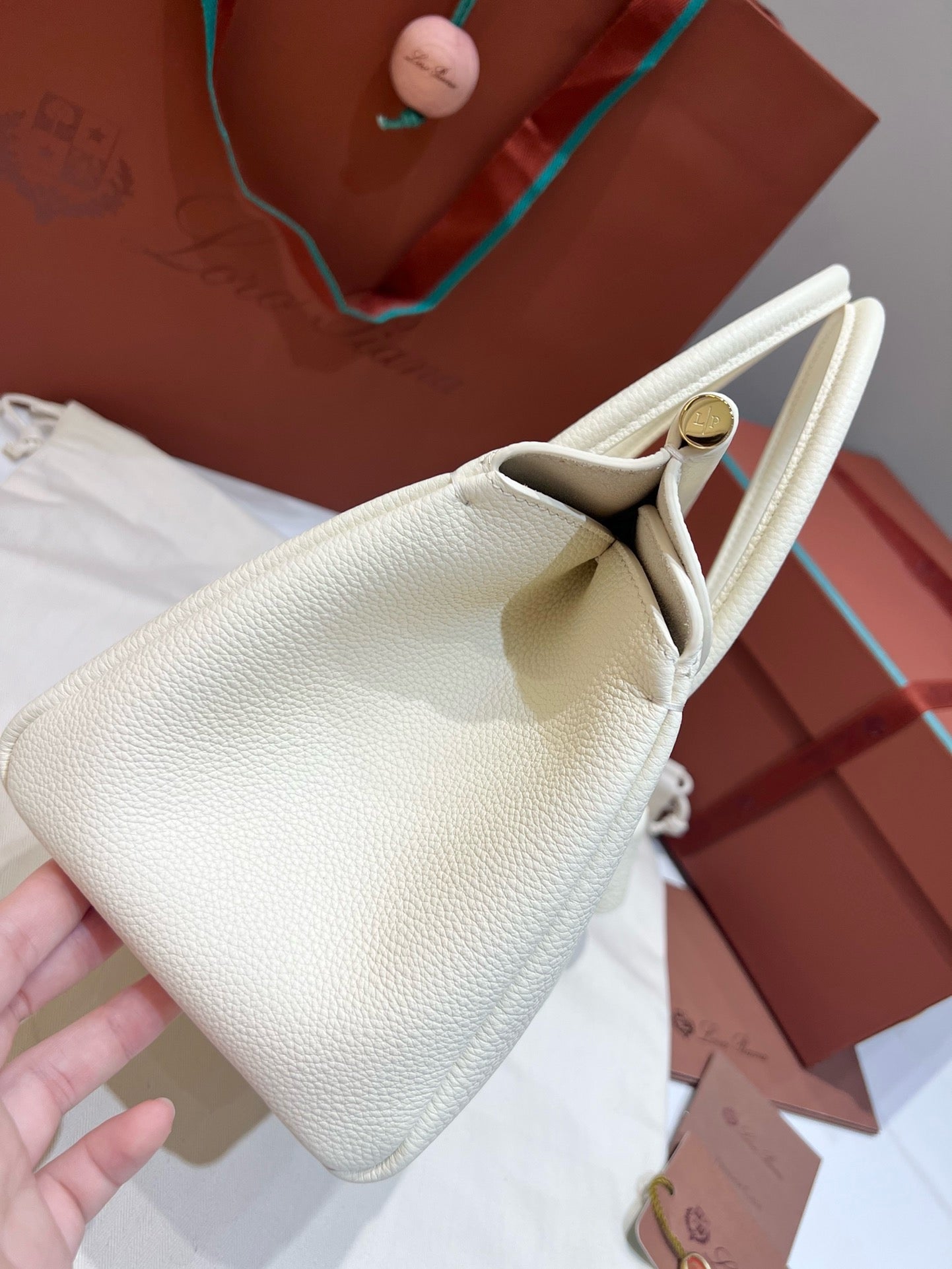 로로피아나 룸백 L25 (위스퍼 화이트)