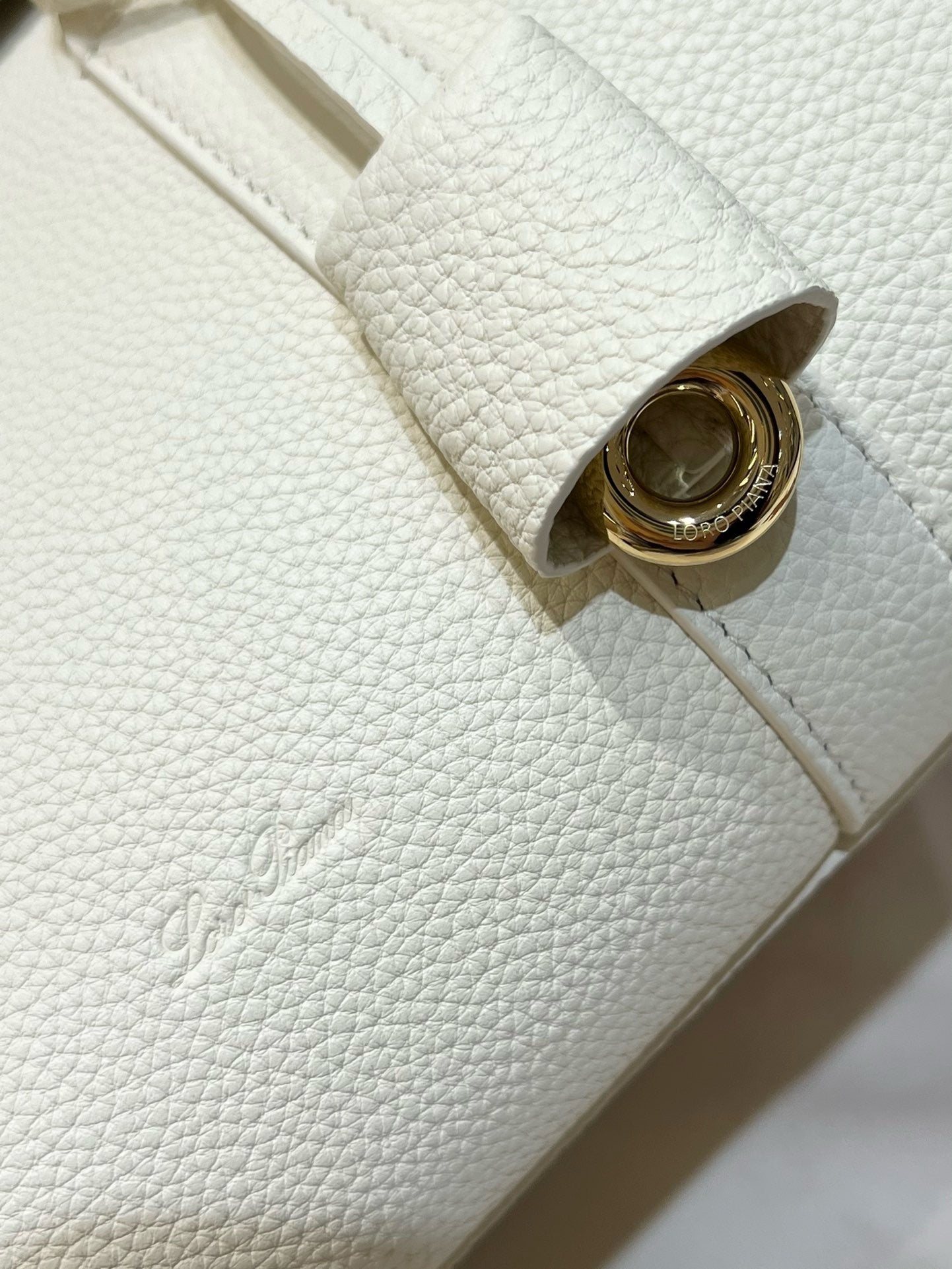 로로피아나 룸백 L25 (위스퍼 화이트)