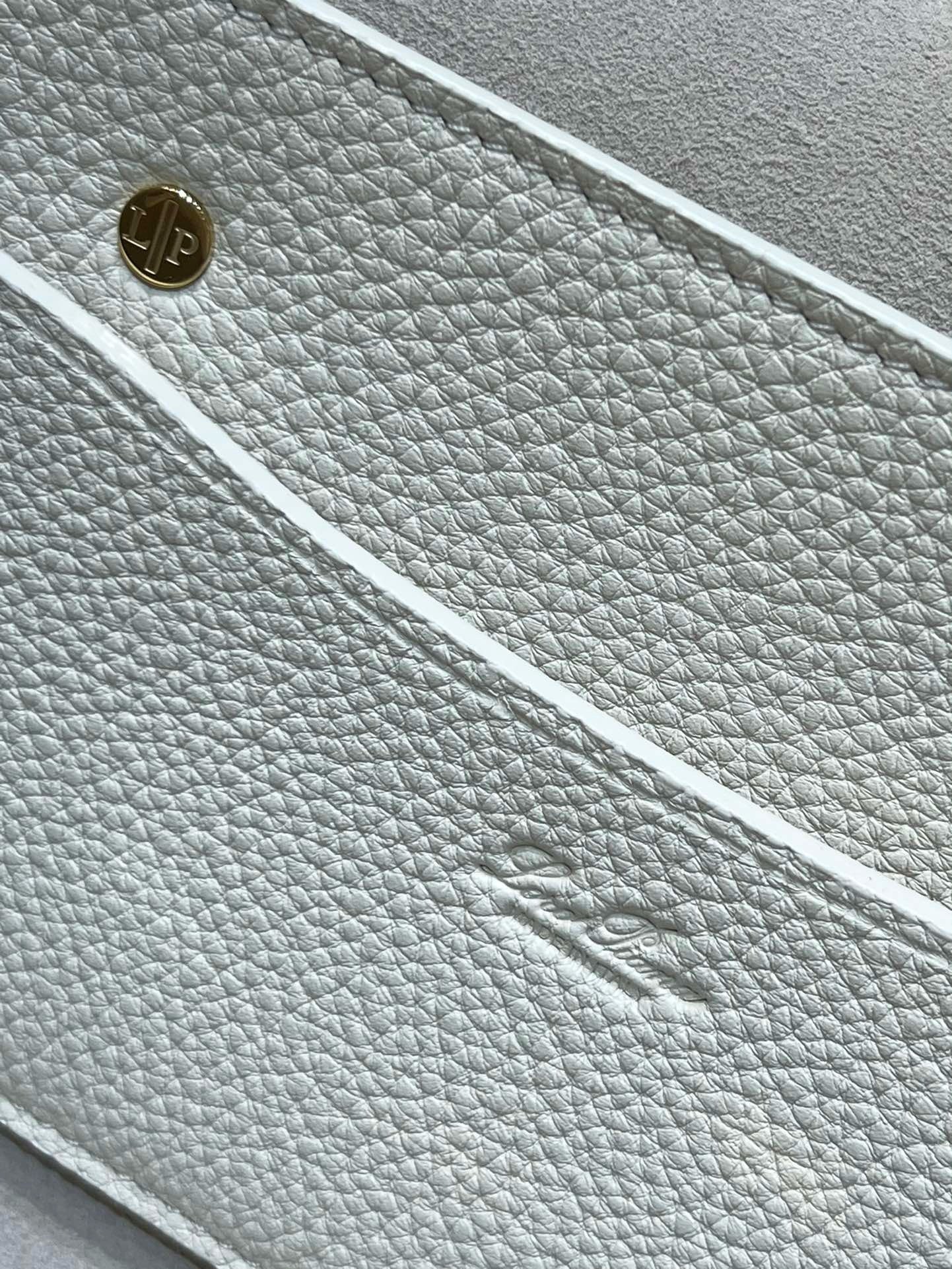 로로피아나 룸백 L25 (위스퍼 화이트)