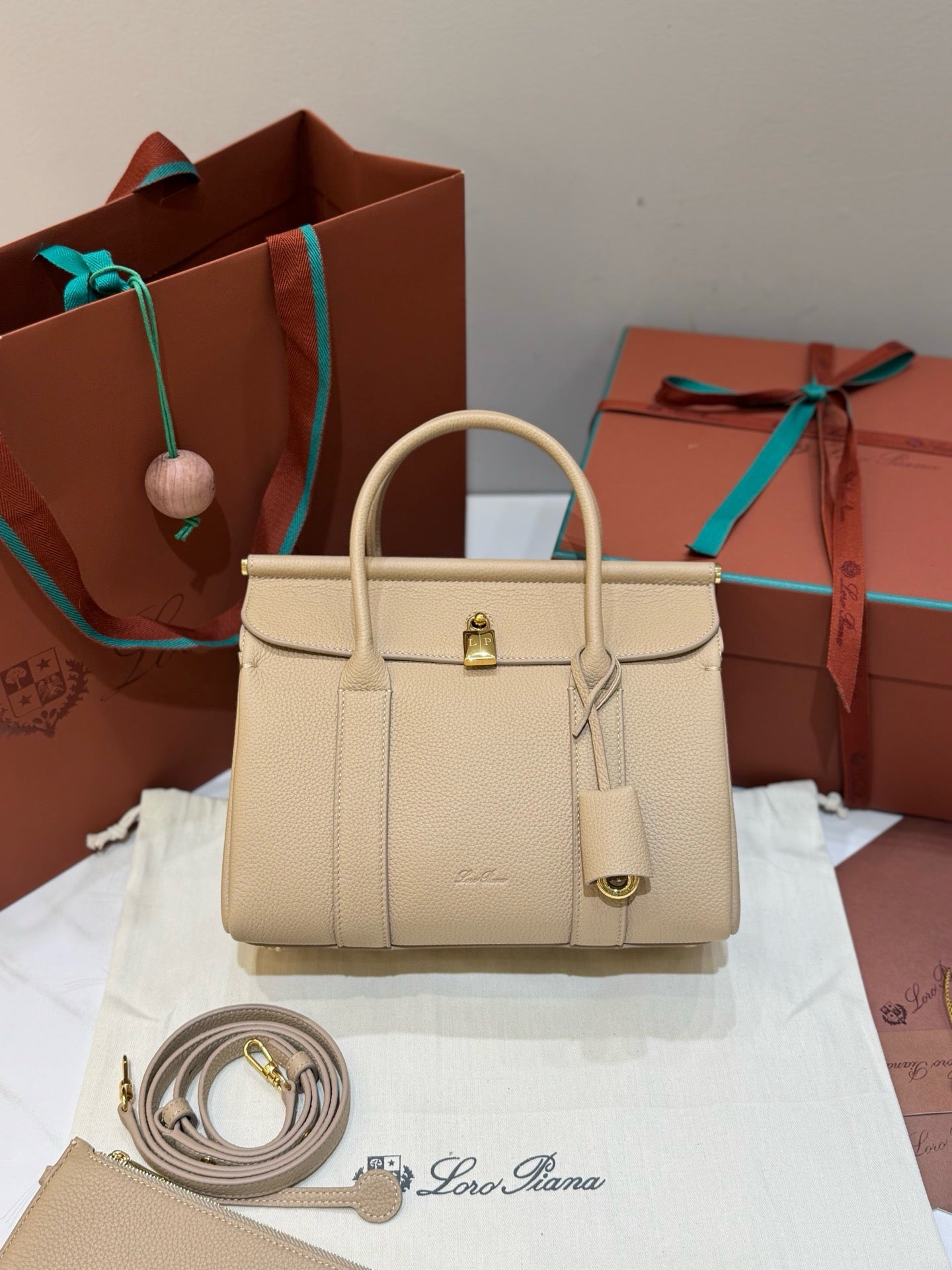 로로피아나 룸백 L25 (라이트 매스틱)