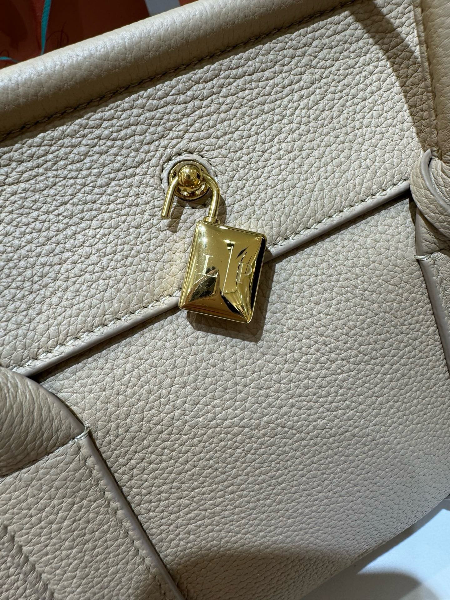 로로피아나 룸백 L25 (라이트 매스틱)