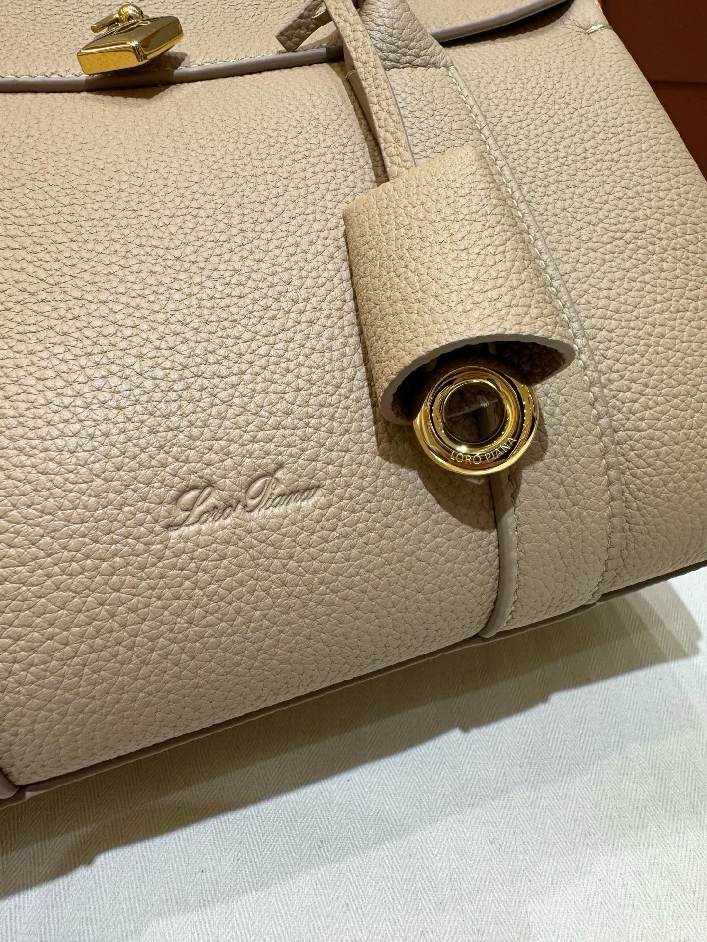 로로피아나 룸백 L25 (라이트 매스틱)