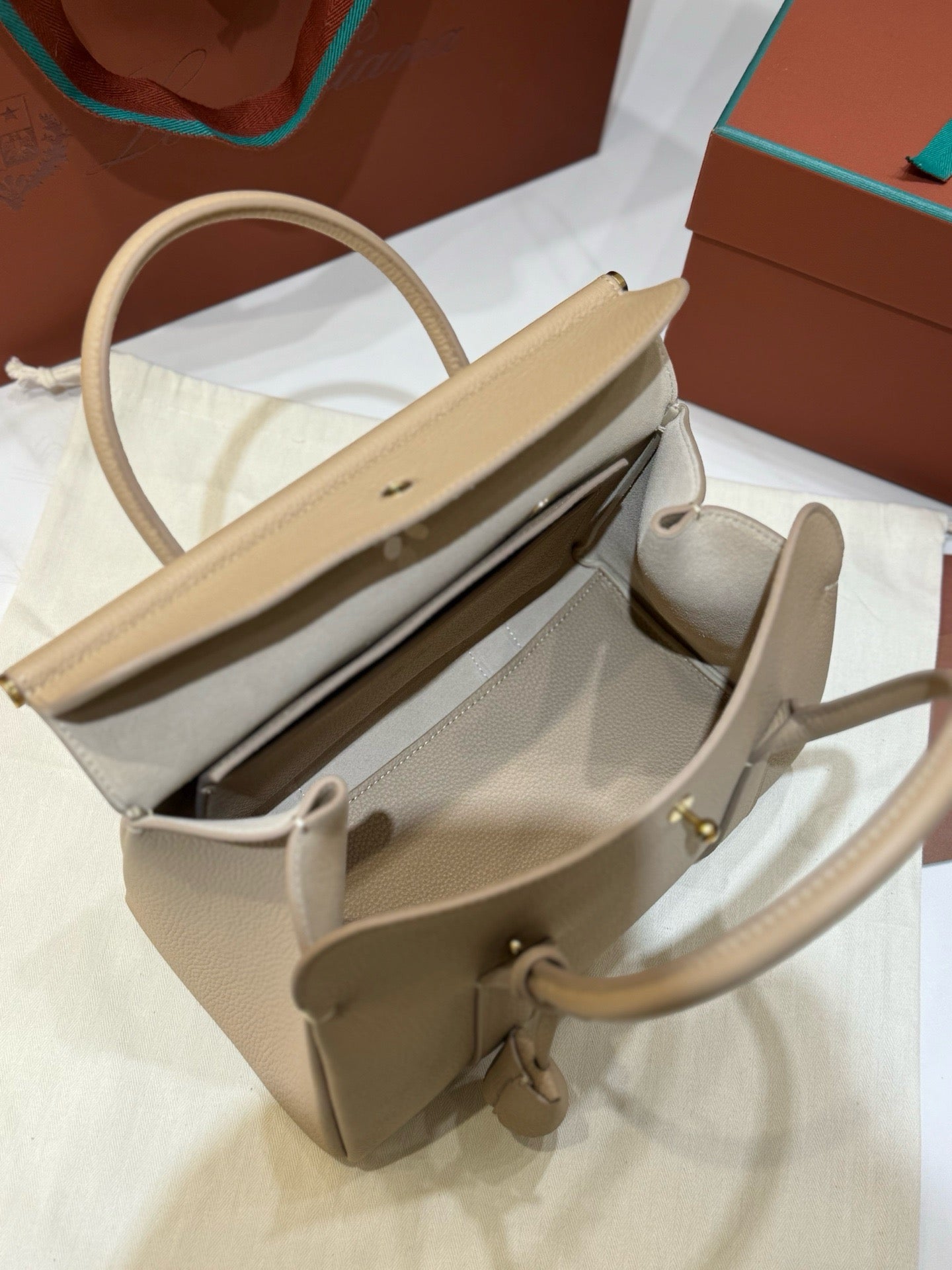 로로피아나 룸백 L25 (라이트 매스틱)