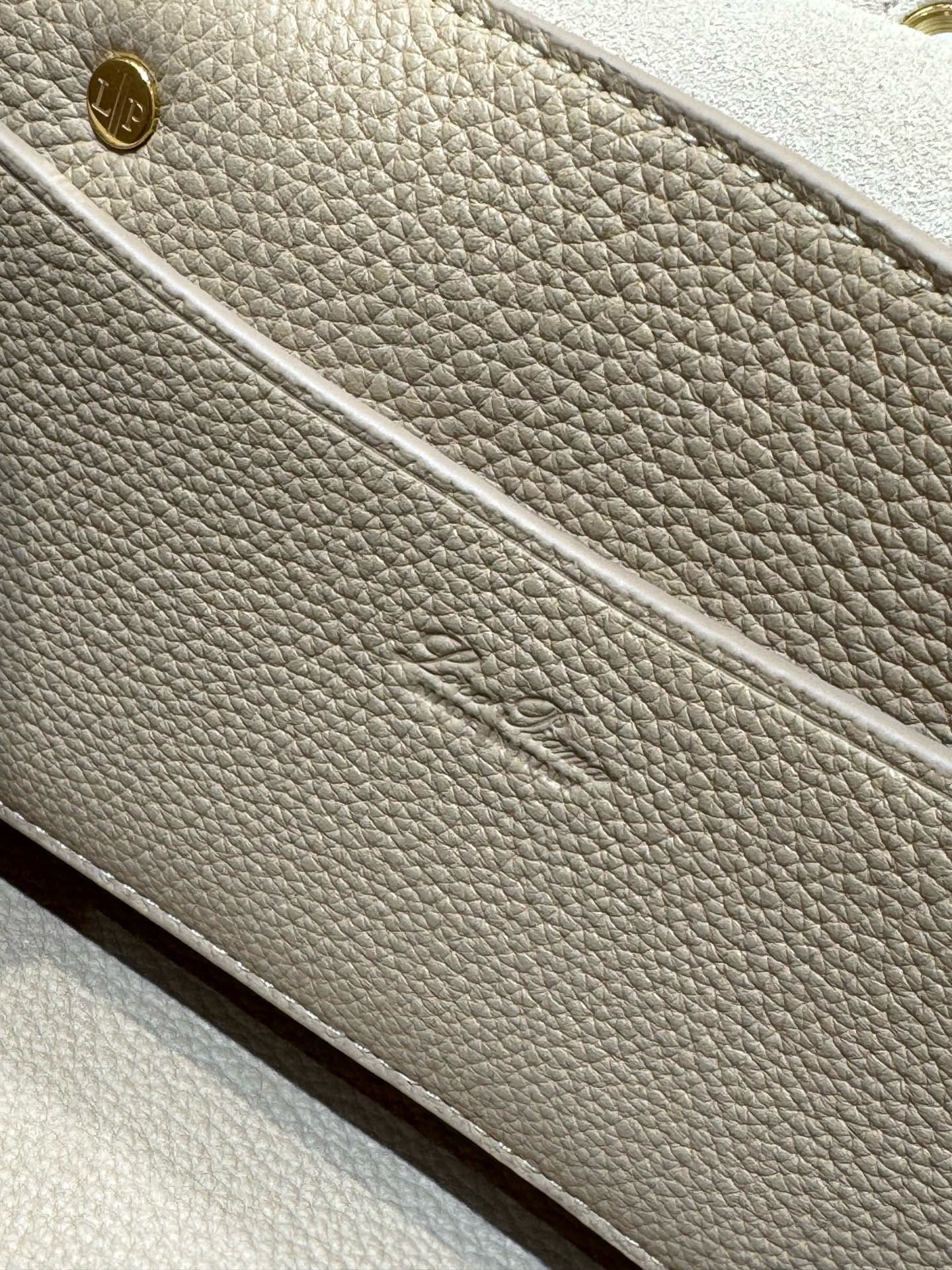 로로피아나 룸백 L25 (라이트 매스틱)