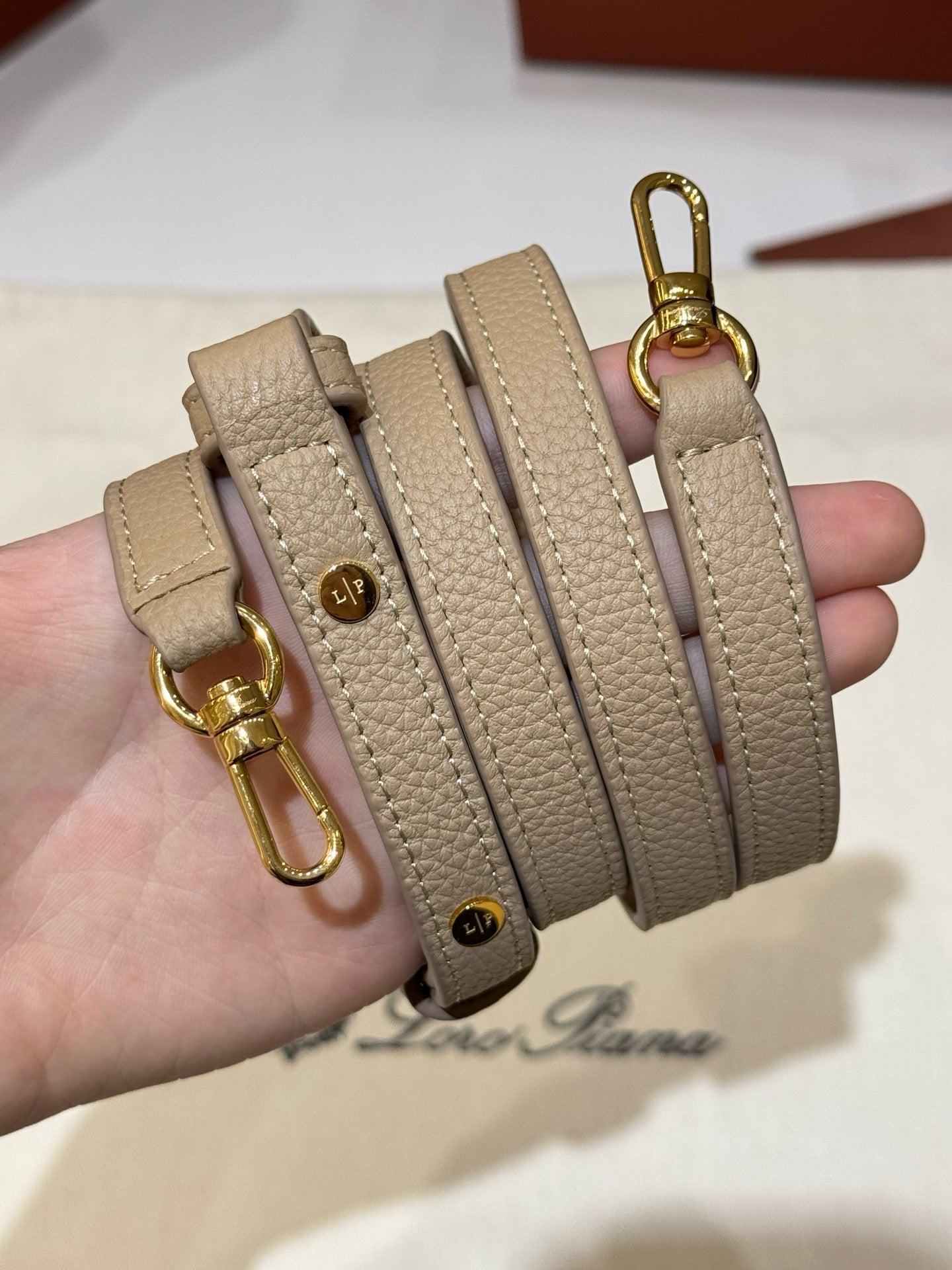 로로피아나 룸백 L25 (라이트 매스틱)