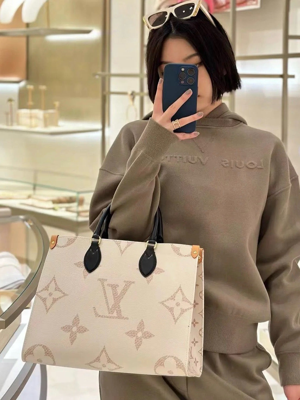 루이비통 온더고 토트백 MM 듄
