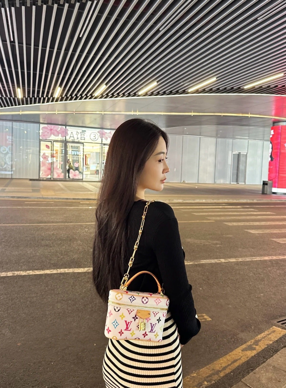 루이비통 무라카미 베니티 체인 파우치