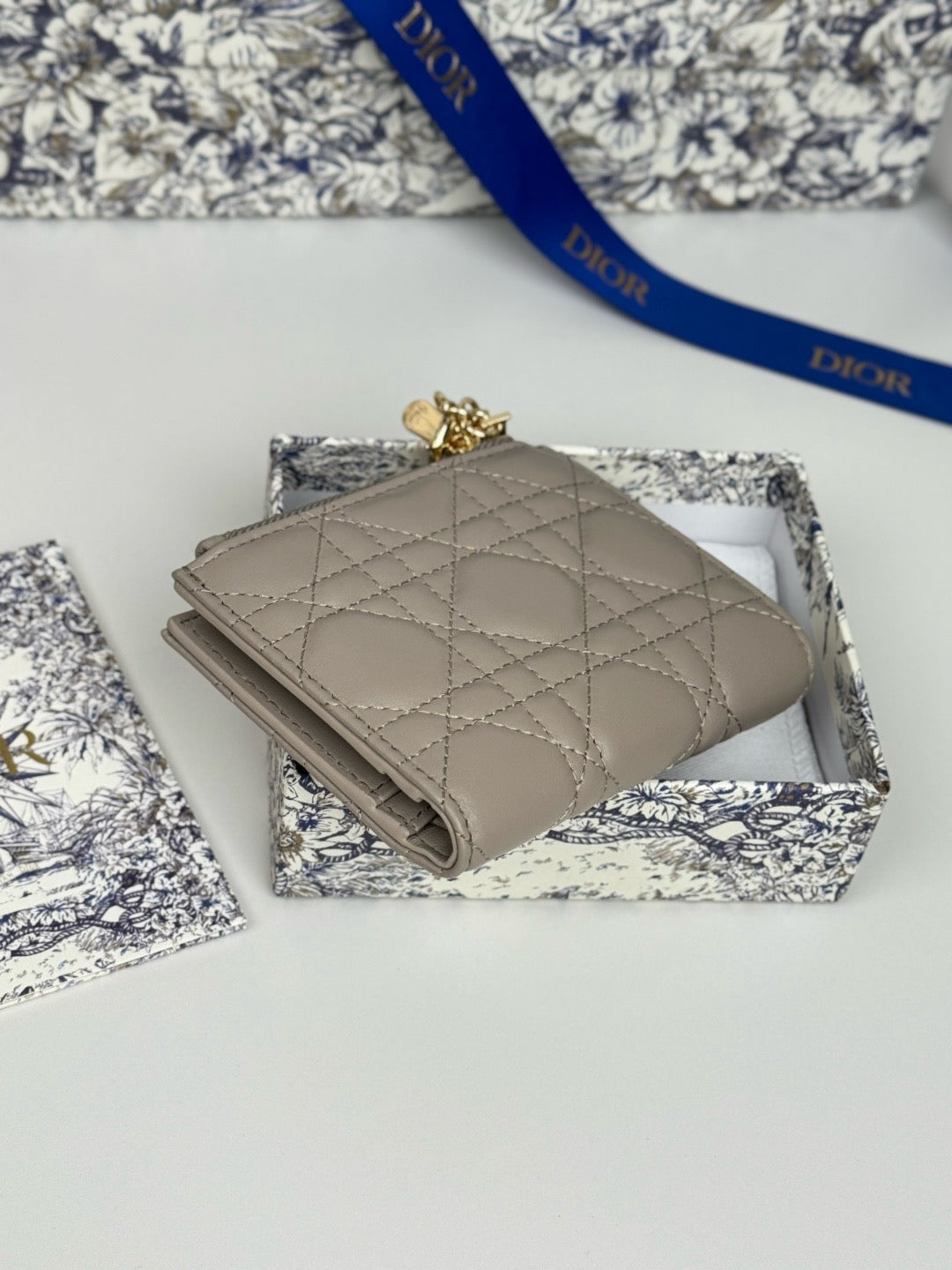 디올 레이디 달리아 지갑