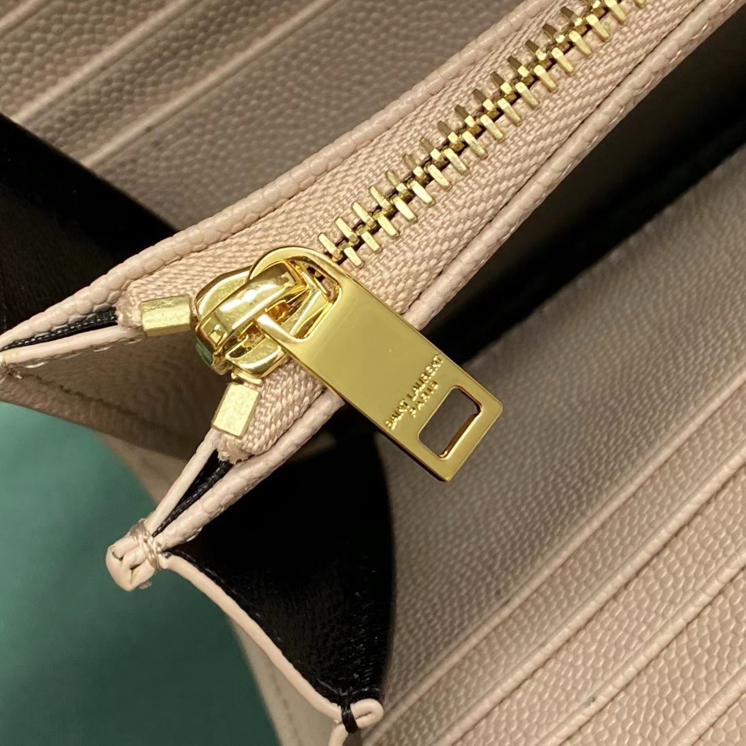 생로랑 카산드라 마테라쎄 플랩 장지갑