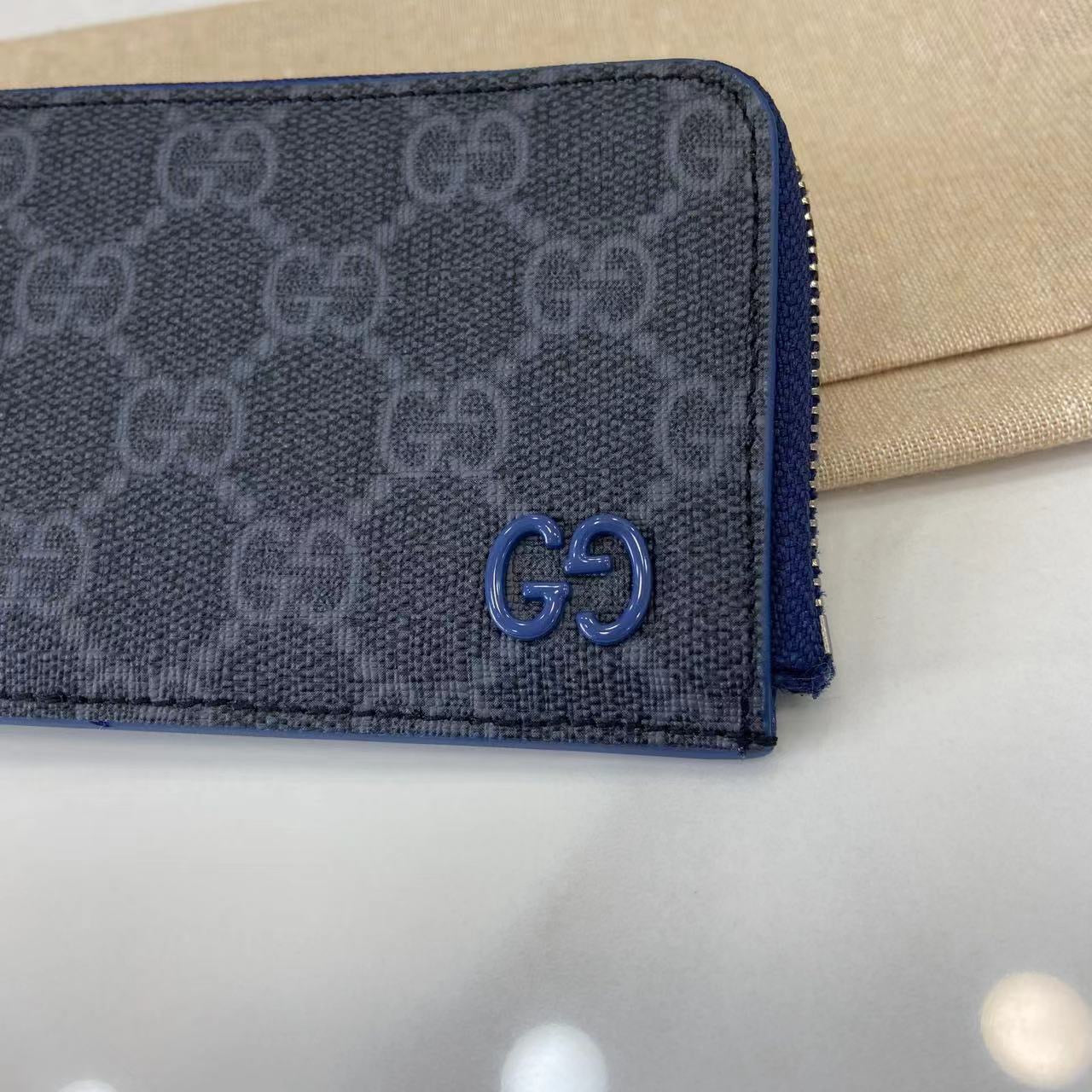 구찌 GG 디테일 지퍼 카드 지갑