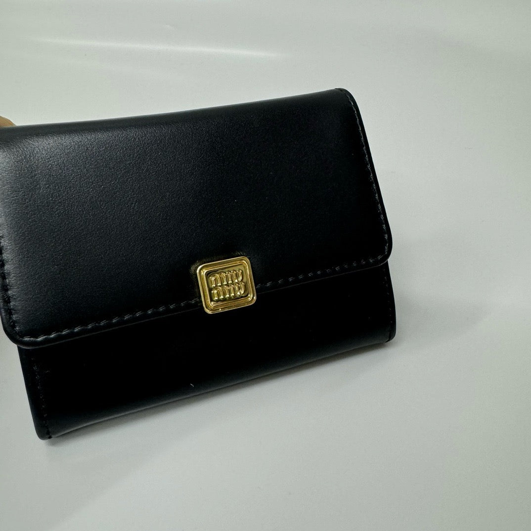 미우미우 로고 레더 반지갑