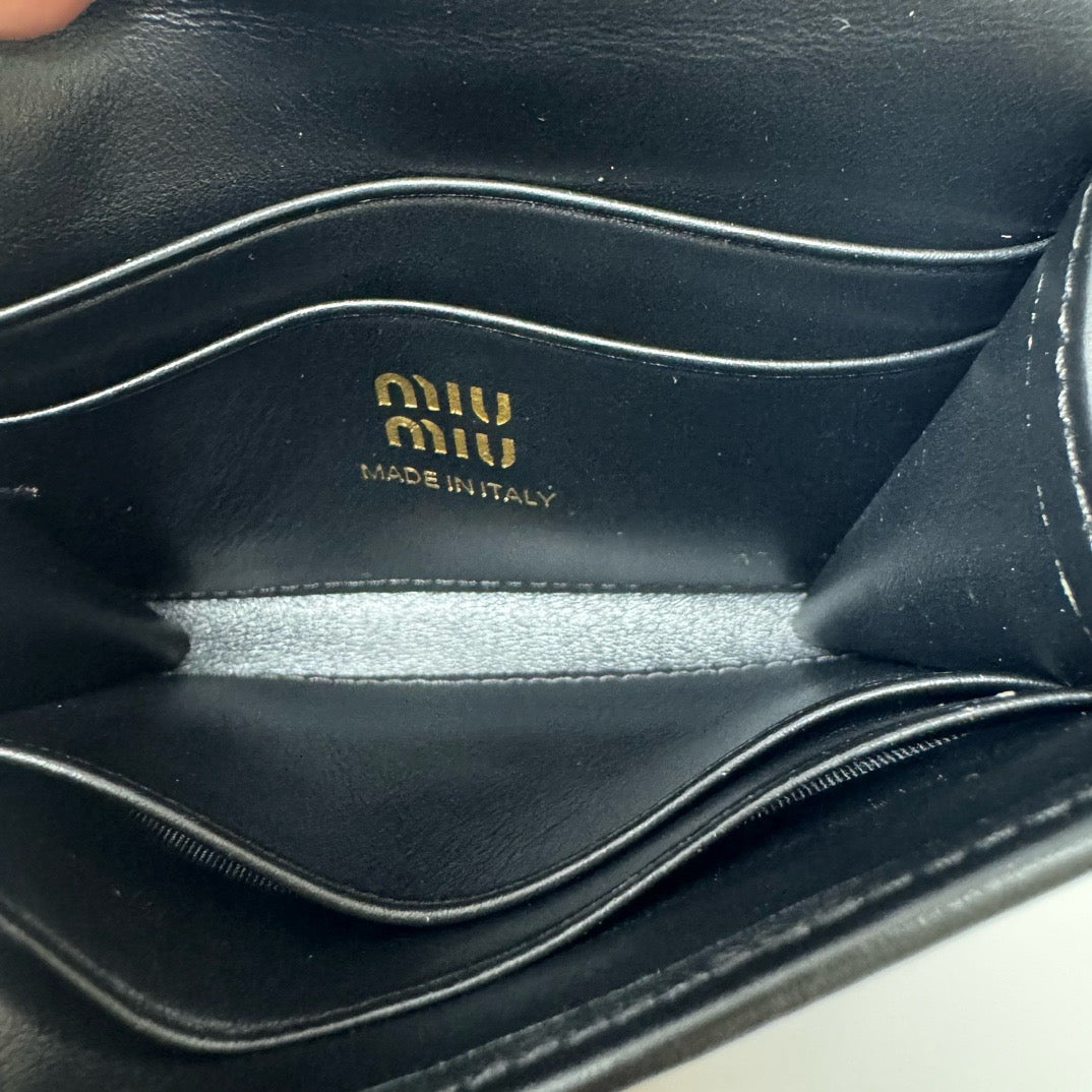 미우미우 로고 레더 반지갑