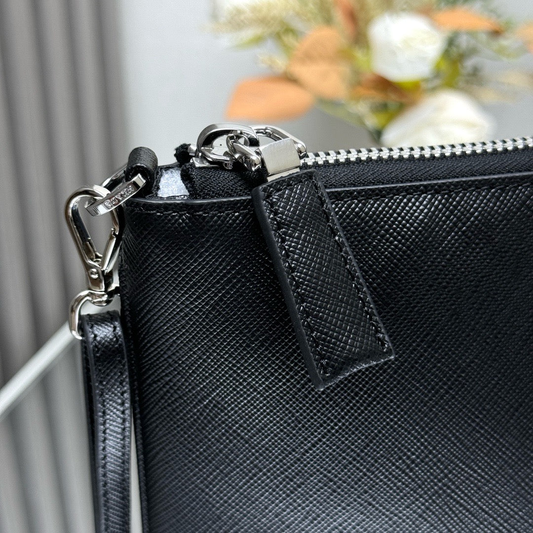 프라다 라지 사피아노 레더 파우치