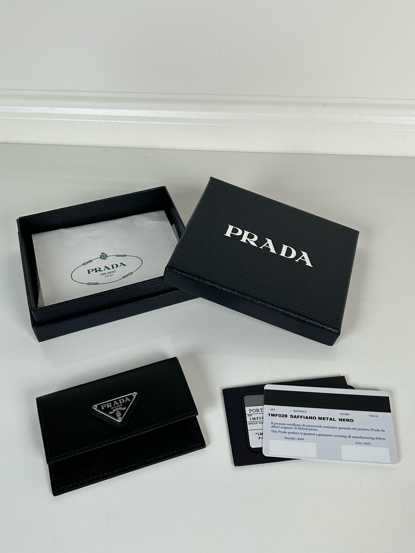 프라다 트라이앵글 로고 도큐먼트 홀더