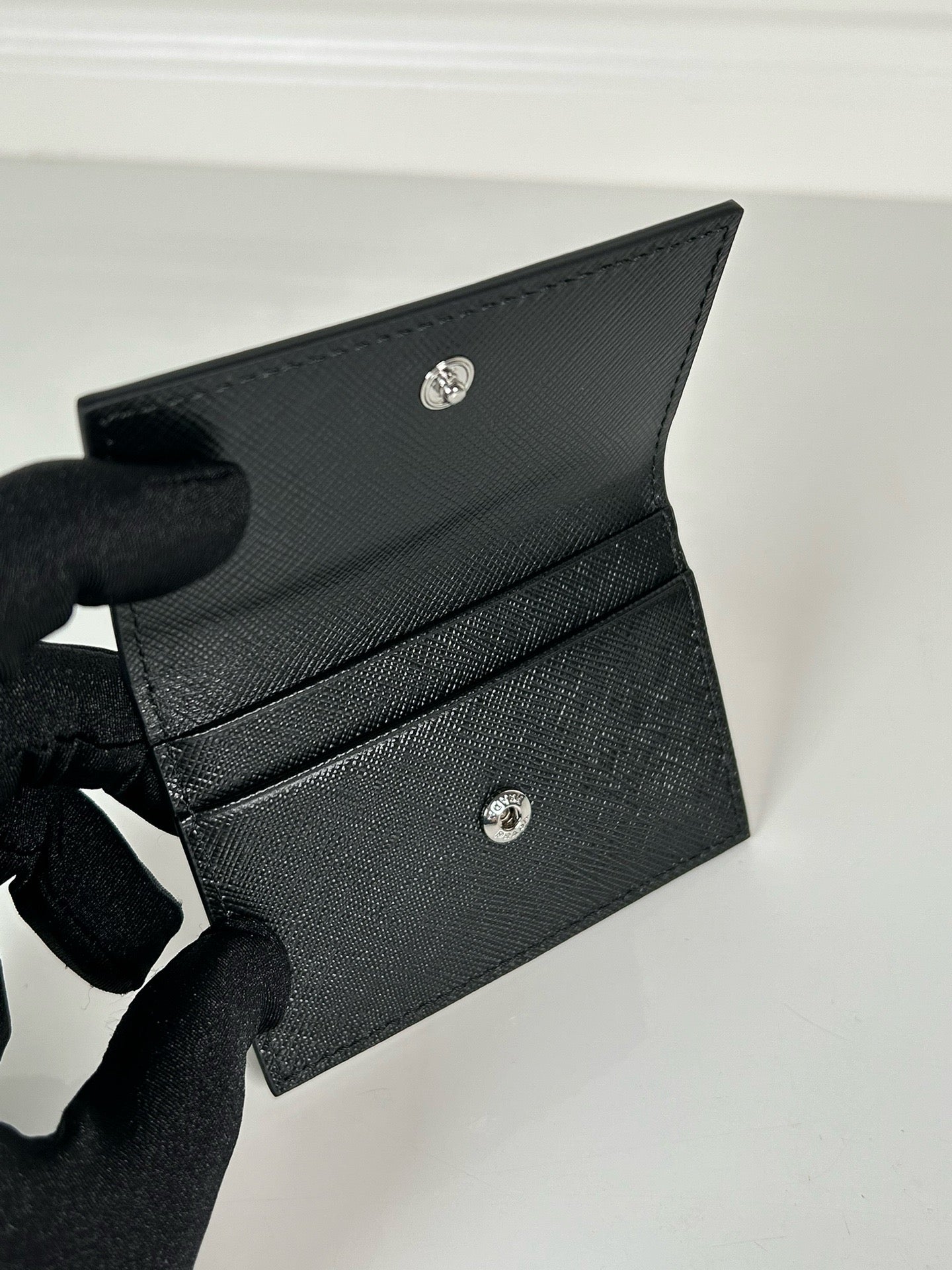 프라다 트라이앵글 로고 도큐먼트 홀더