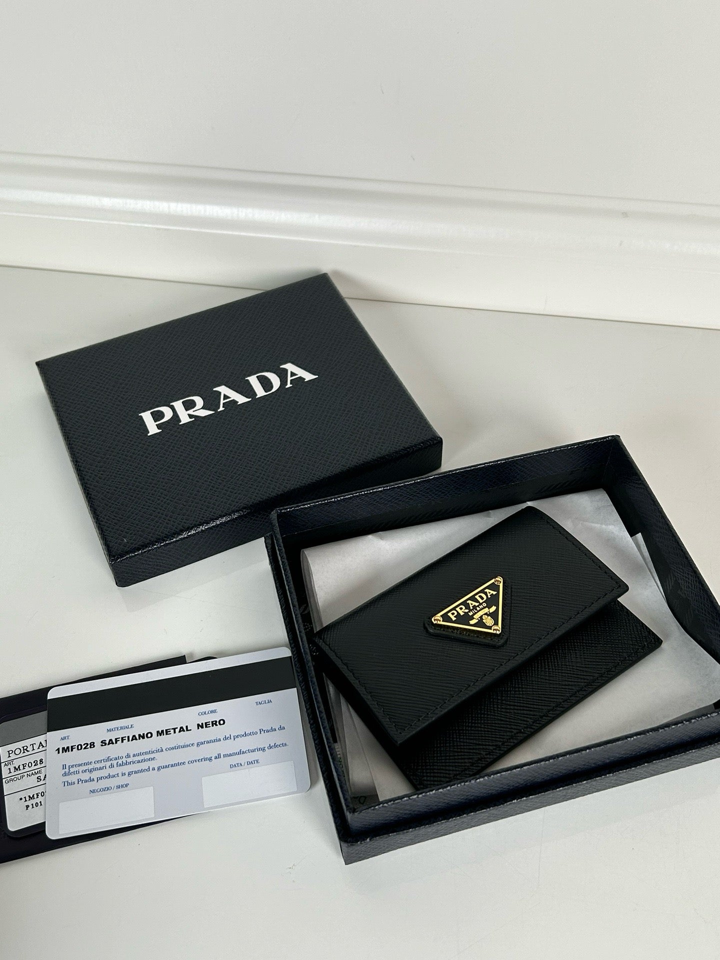 프라다 트라이앵글 로고 도큐먼트 홀더