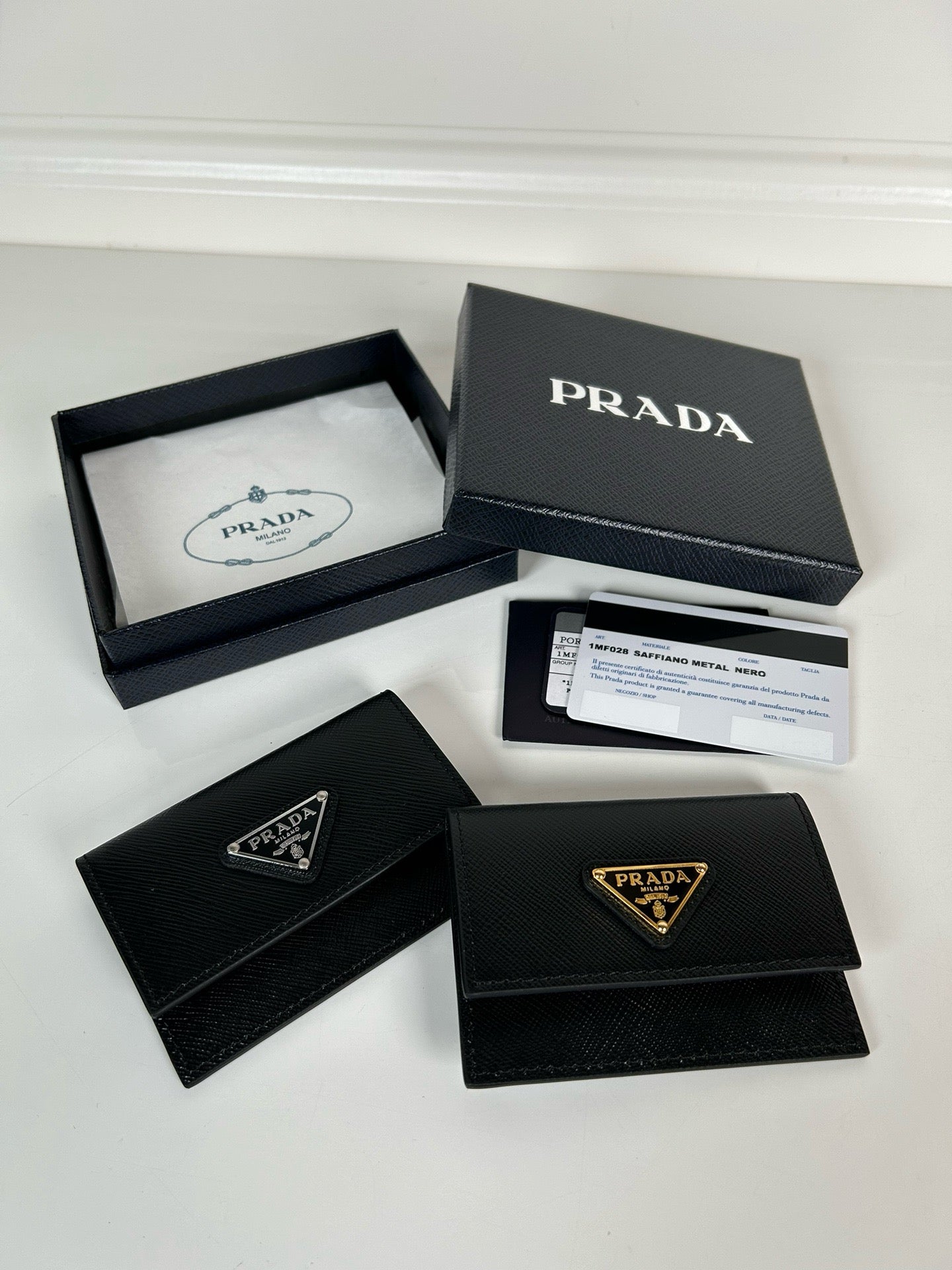 프라다 트라이앵글 로고 도큐먼트 홀더