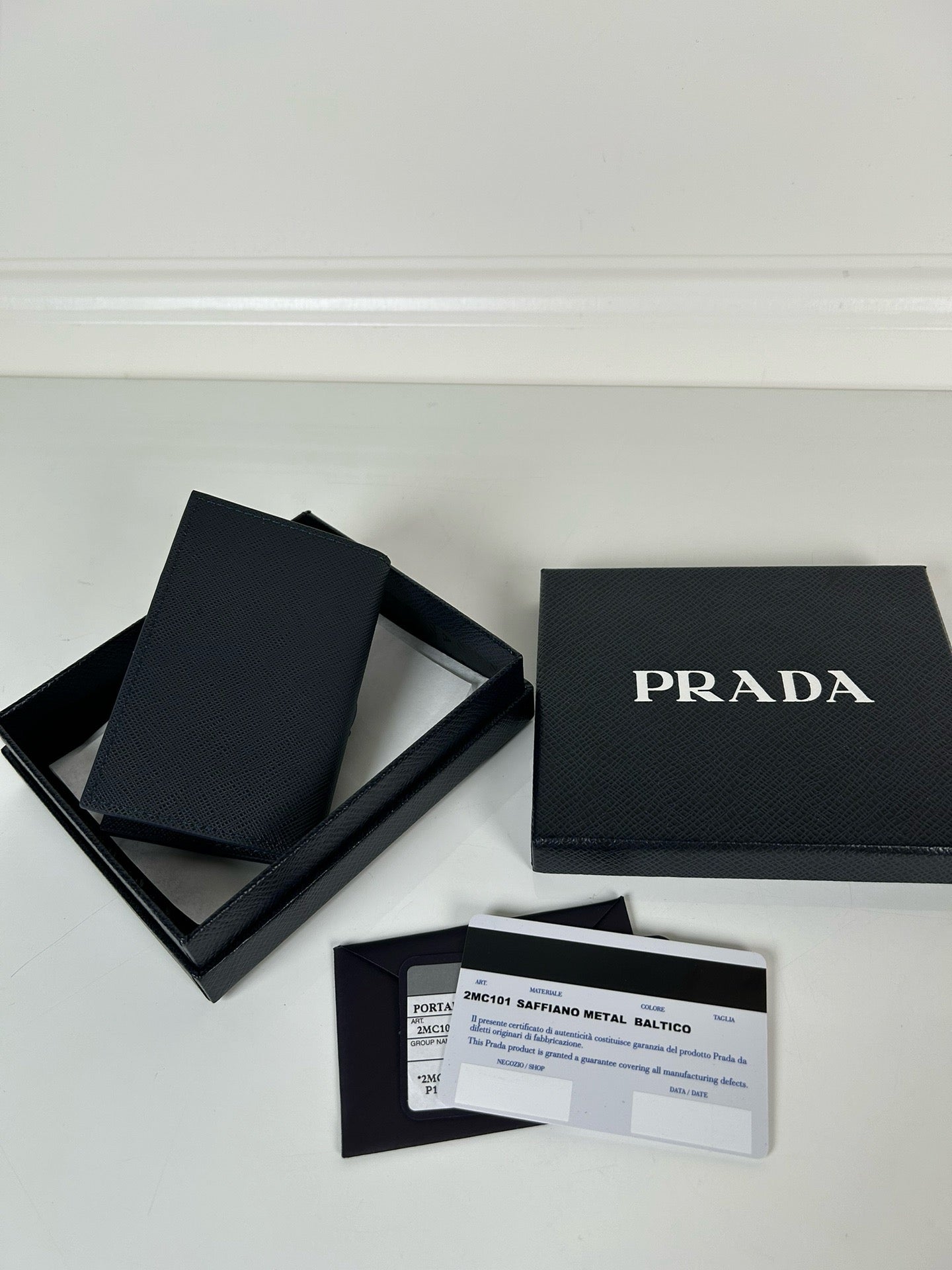 프라다 사피아노 레더 카드 지갑