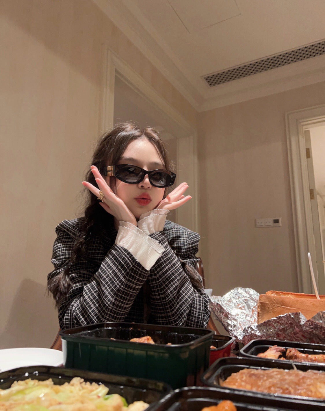미우미우 선글라스 SMU11W