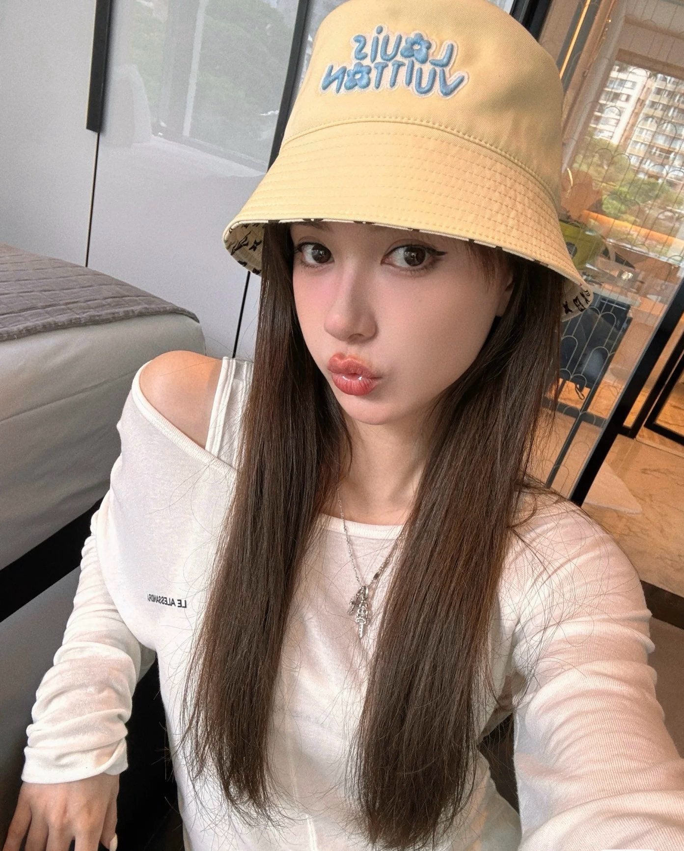 루이비통 버킷햇
