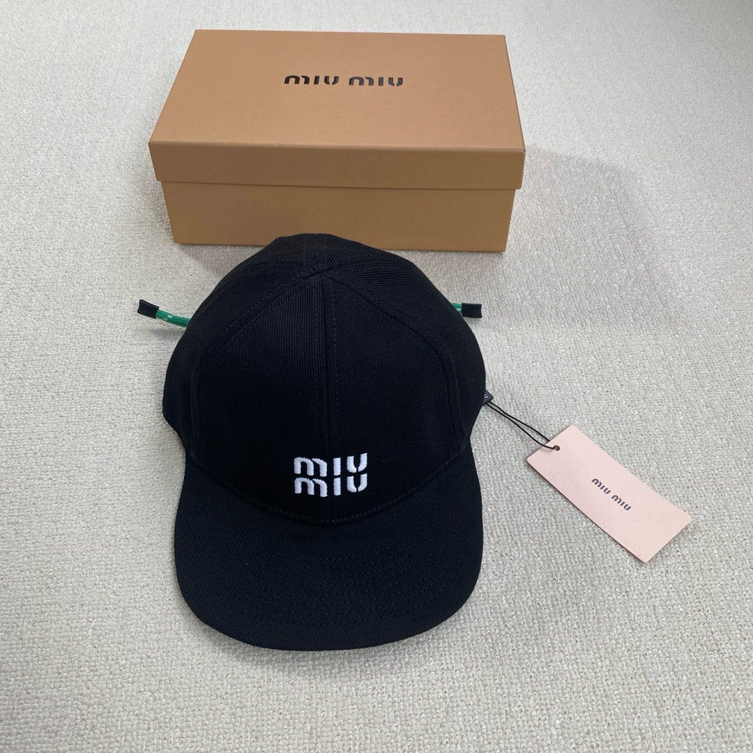 미우미우 볼캡