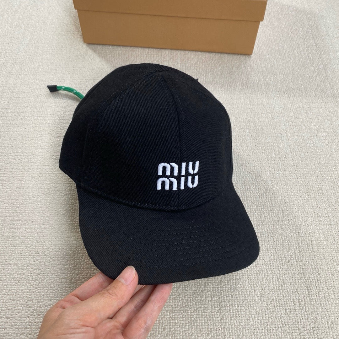 미우미우 볼캡