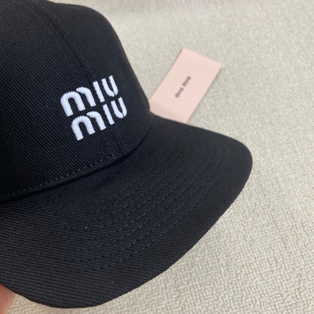 미우미우 볼캡