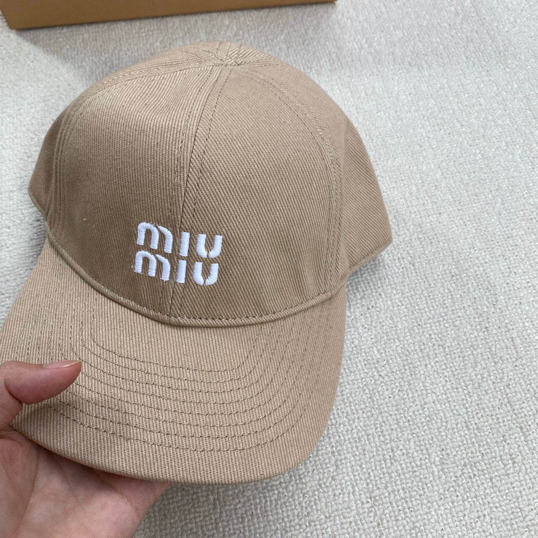 미우미우 볼캡