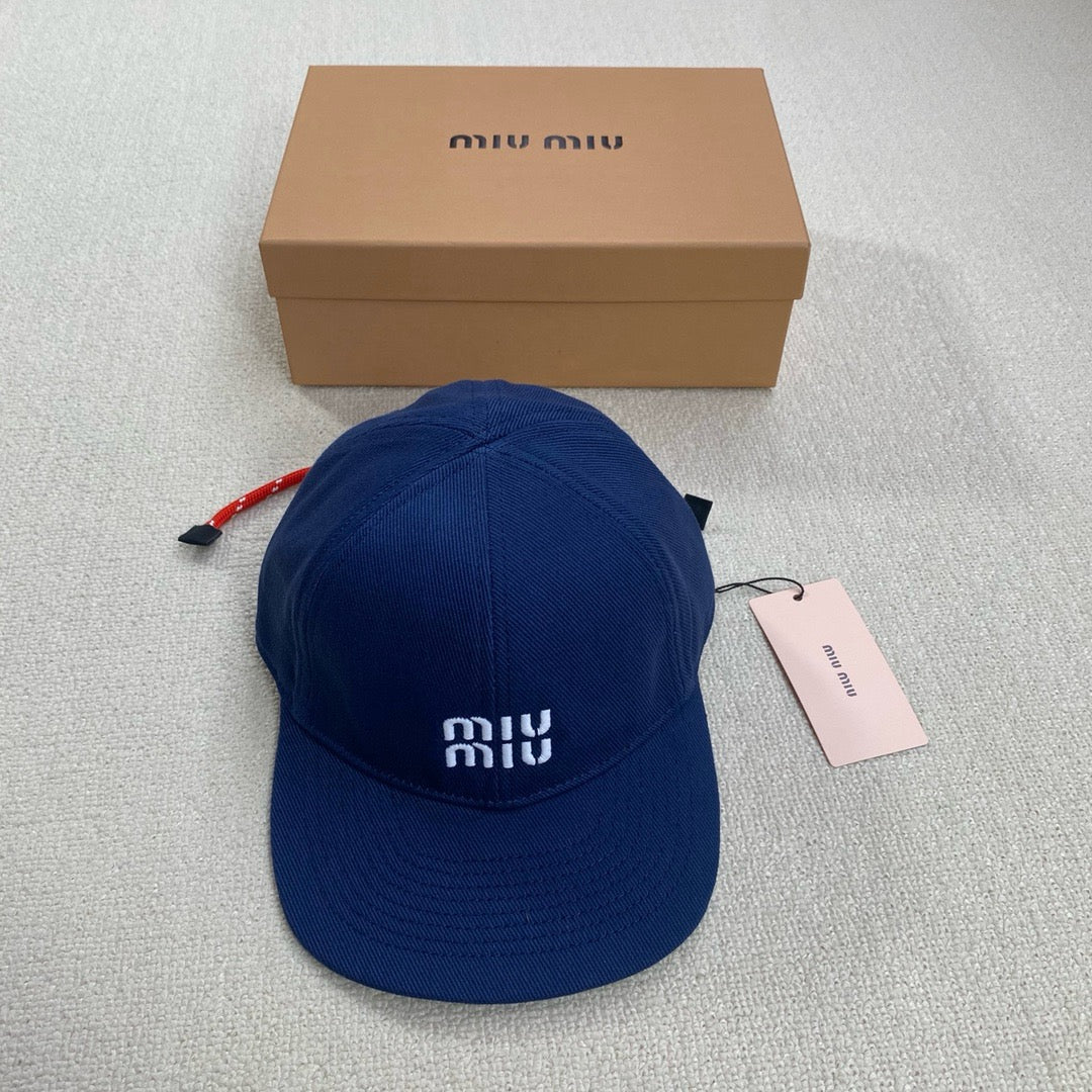 미우미우 볼캡