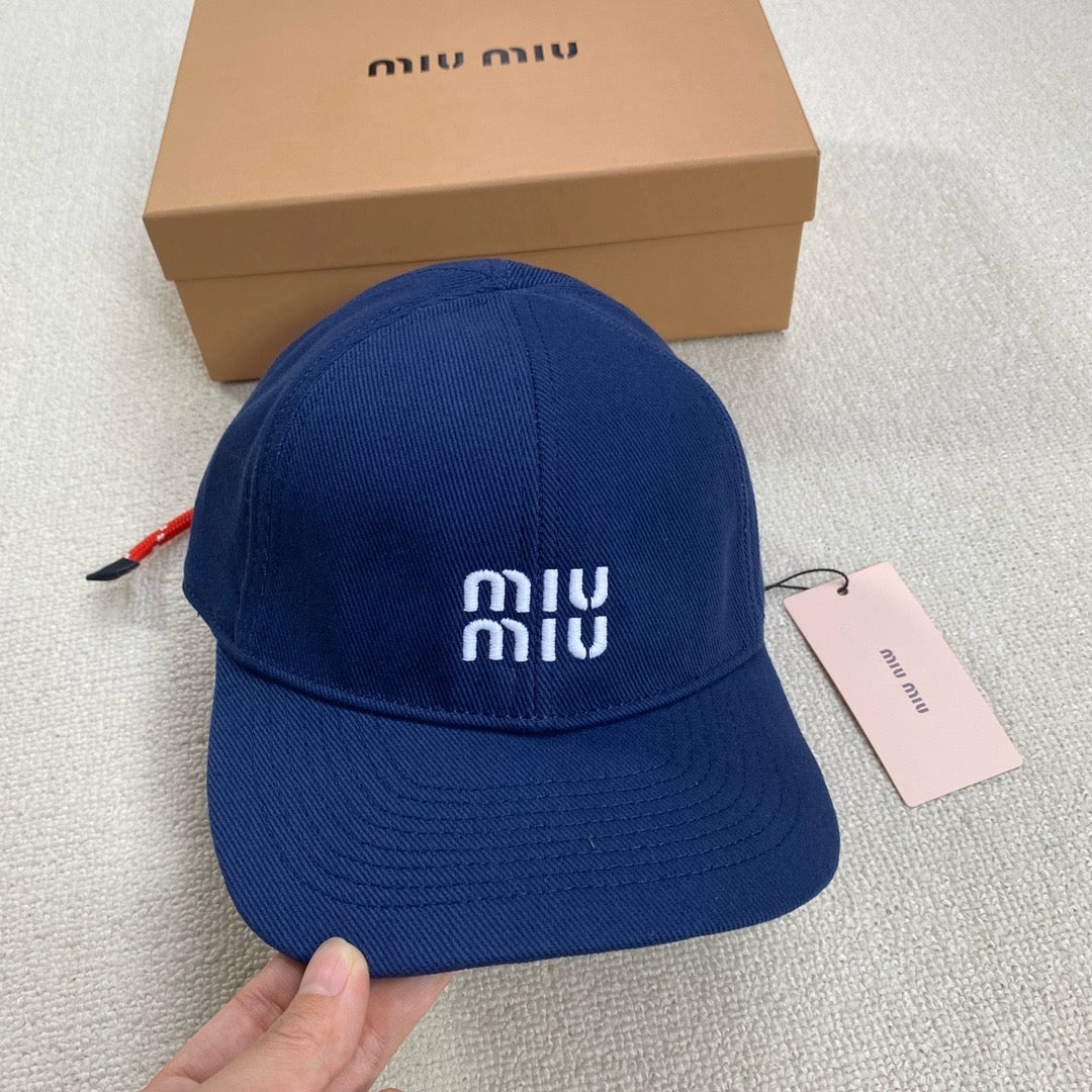 미우미우 볼캡