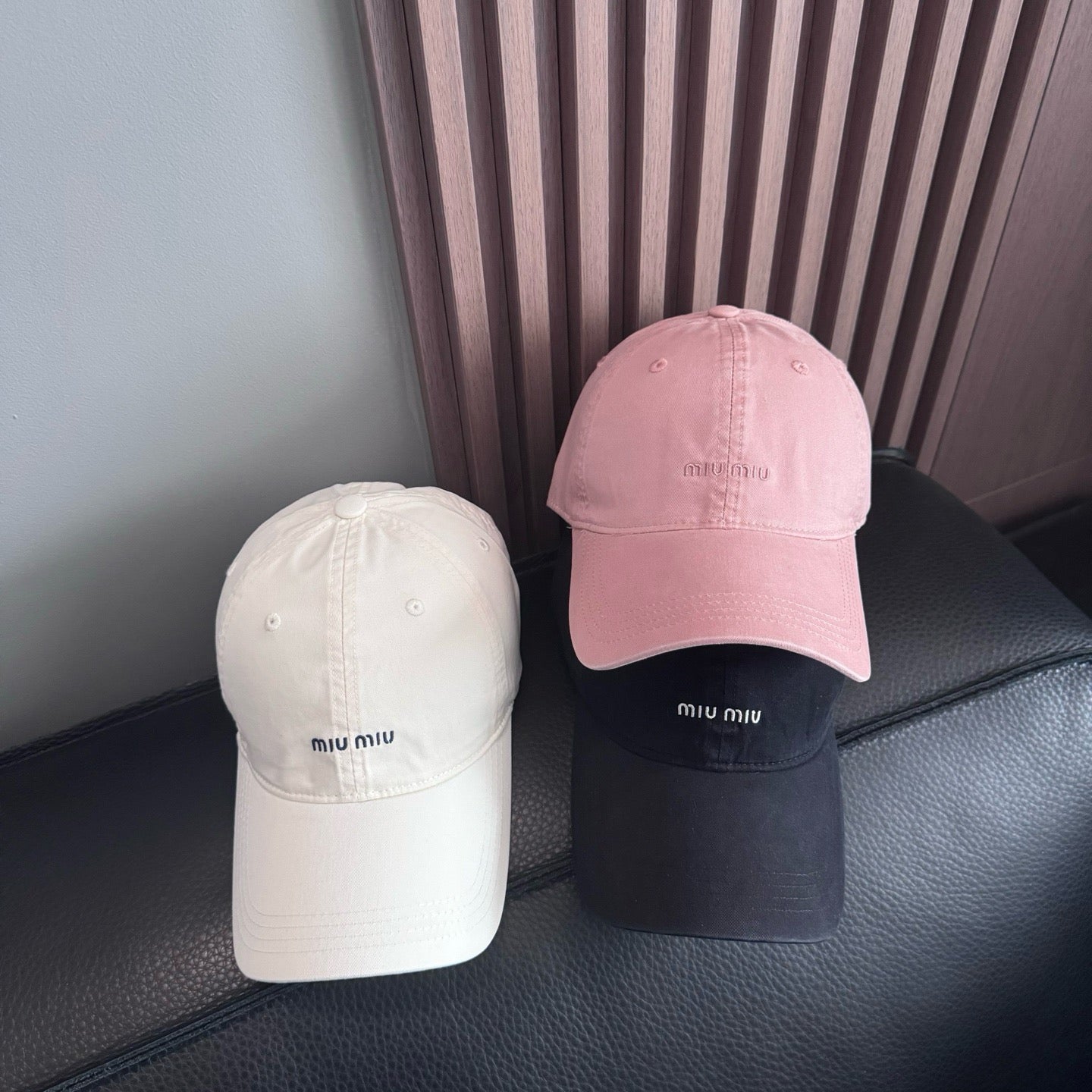 미우미우 볼캡