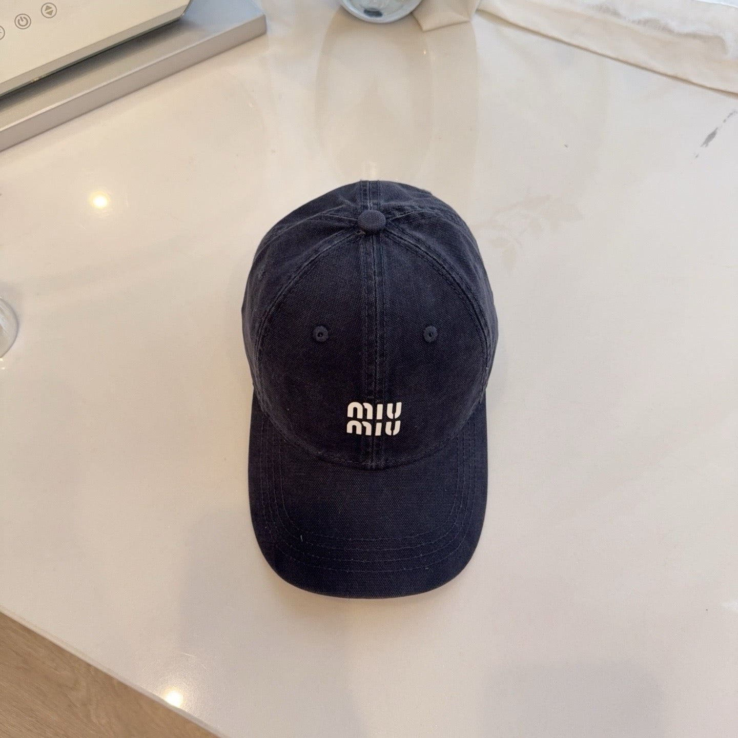 미우미우 볼캡