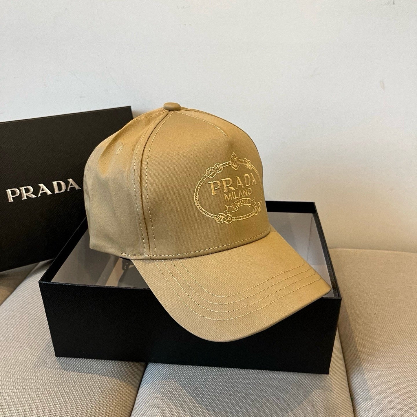 프라다 볼캡