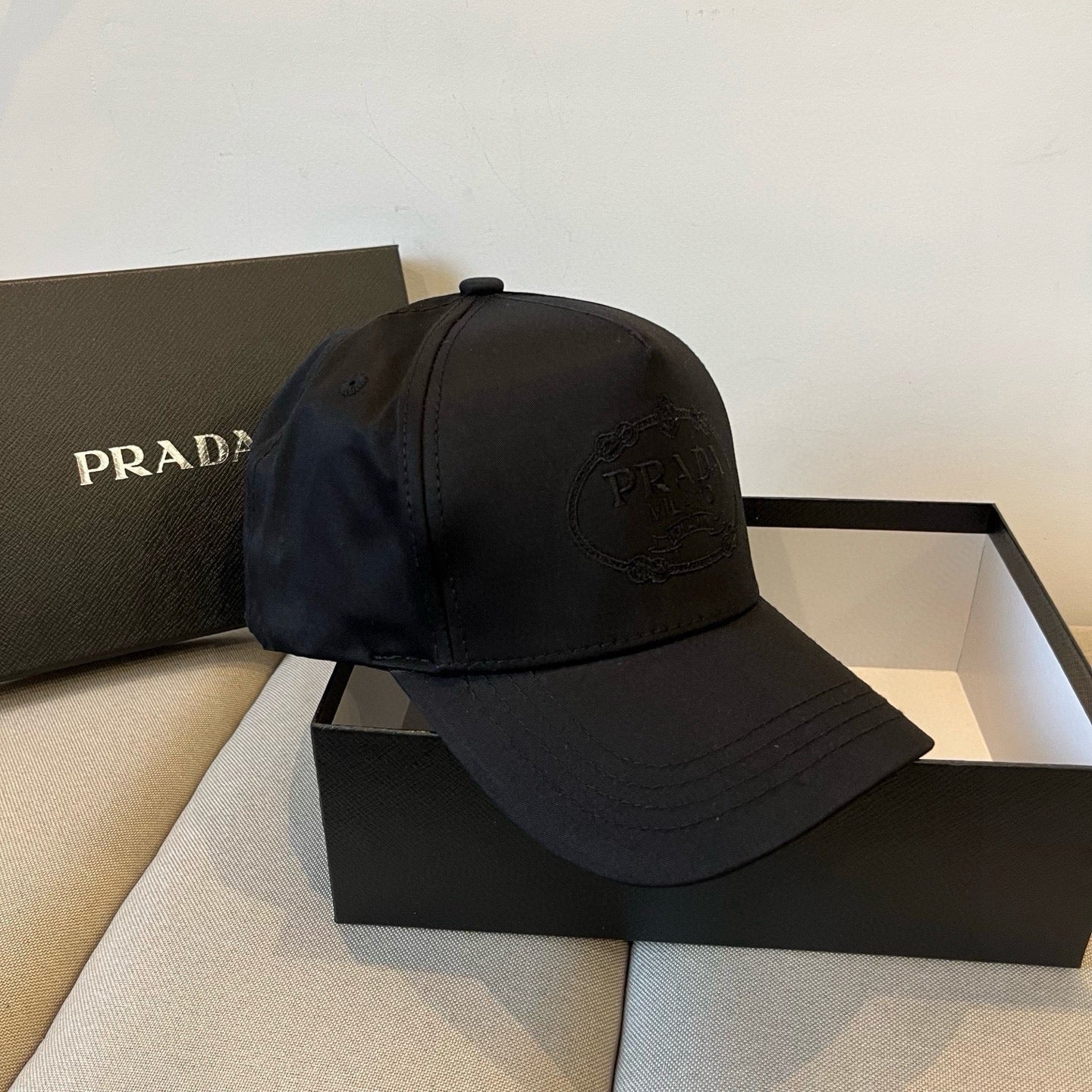 프라다 볼캡