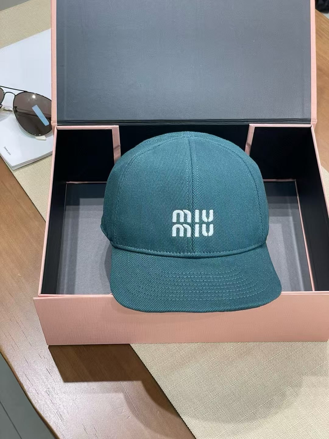 미우미우 볼캡