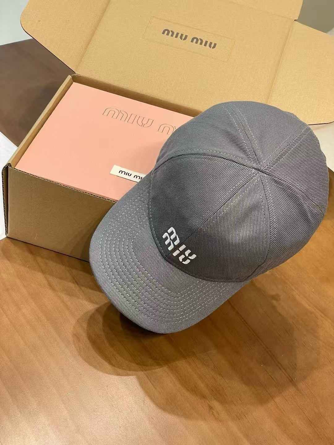 미우미우 볼캡