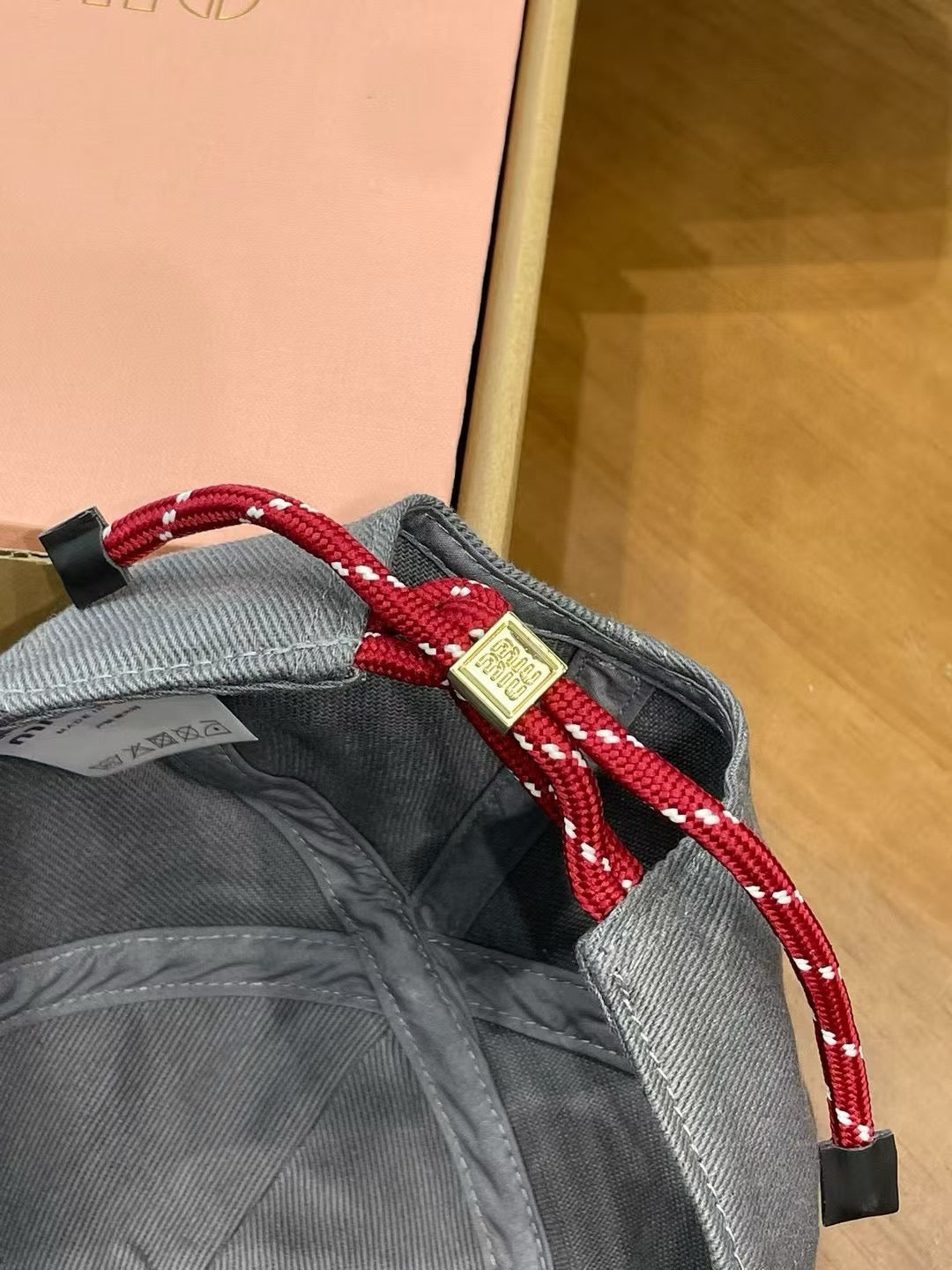 미우미우 볼캡