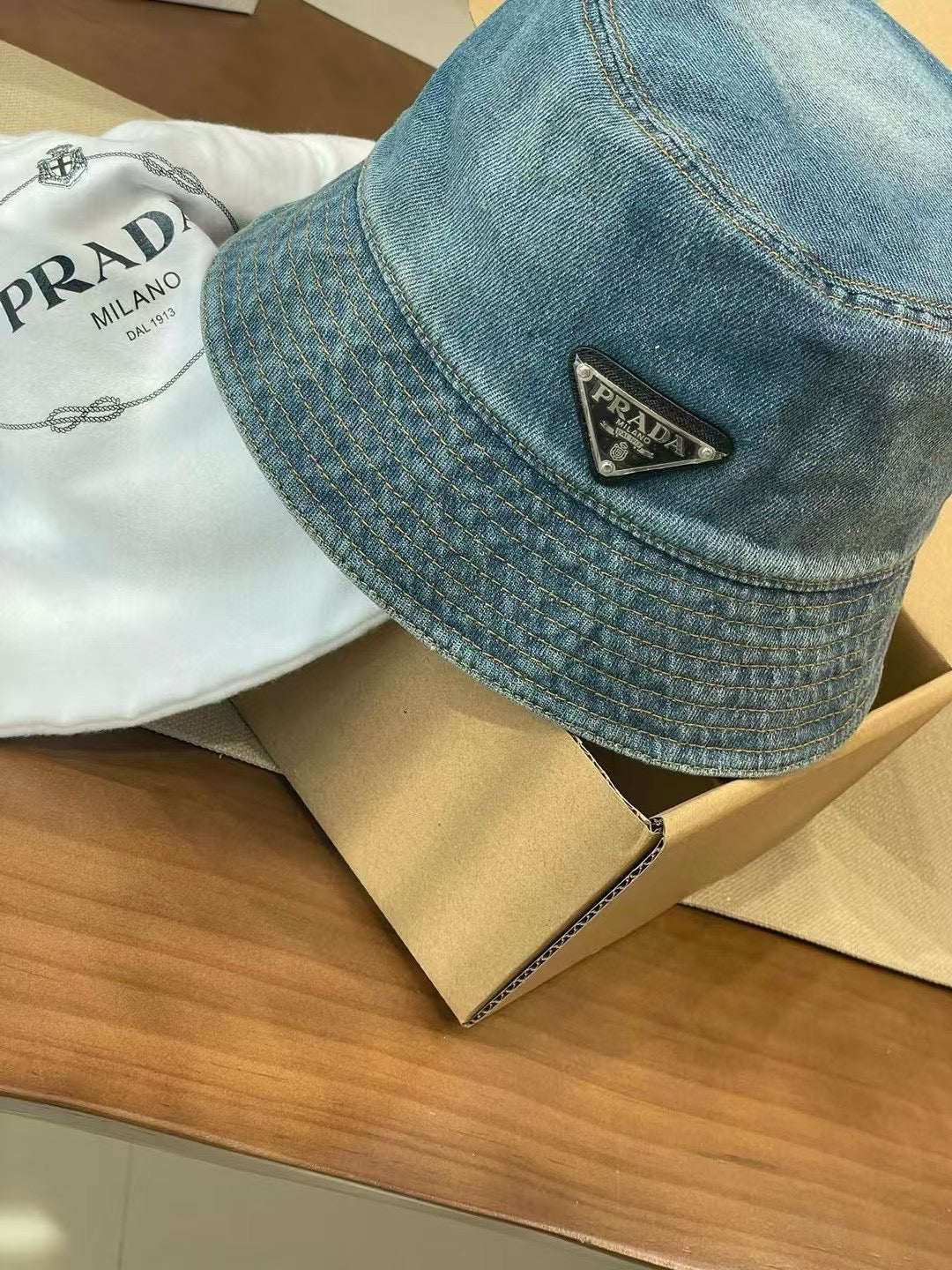 프라다 버킷햇