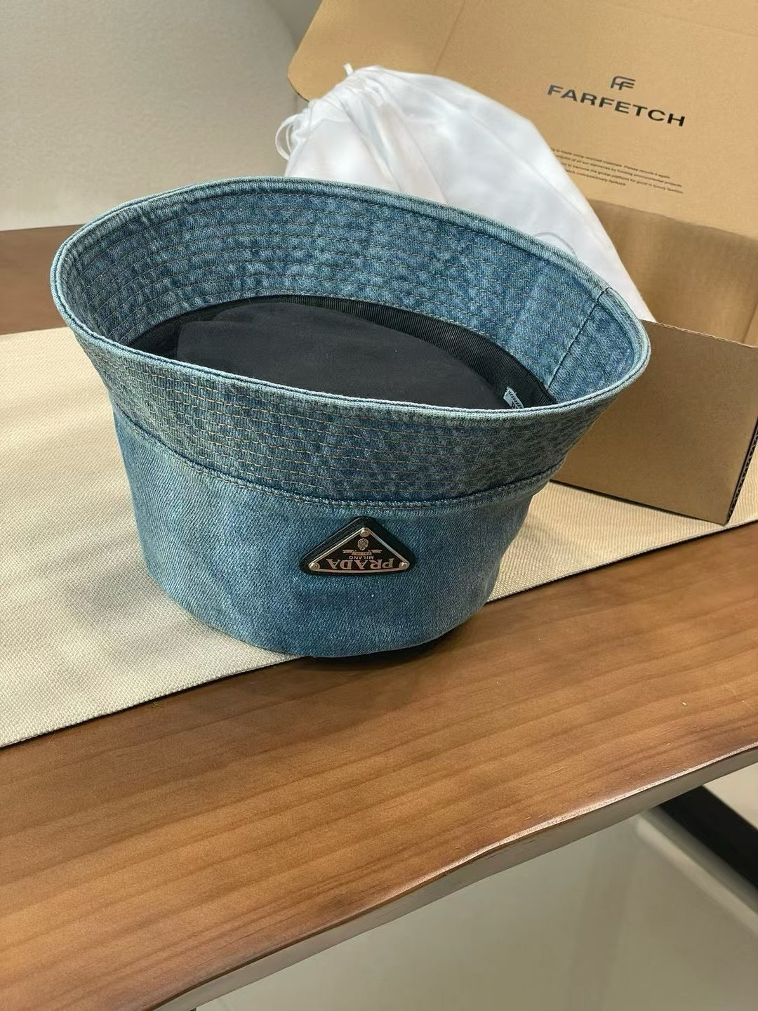 프라다 버킷햇