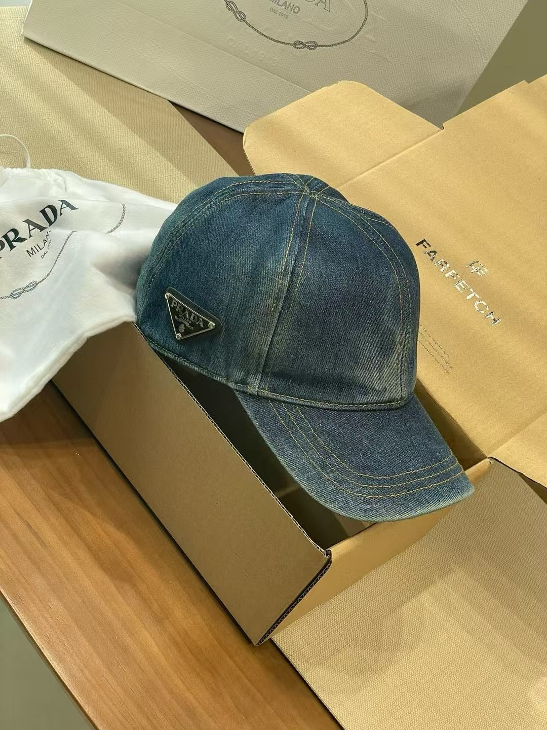 프라다 볼캡