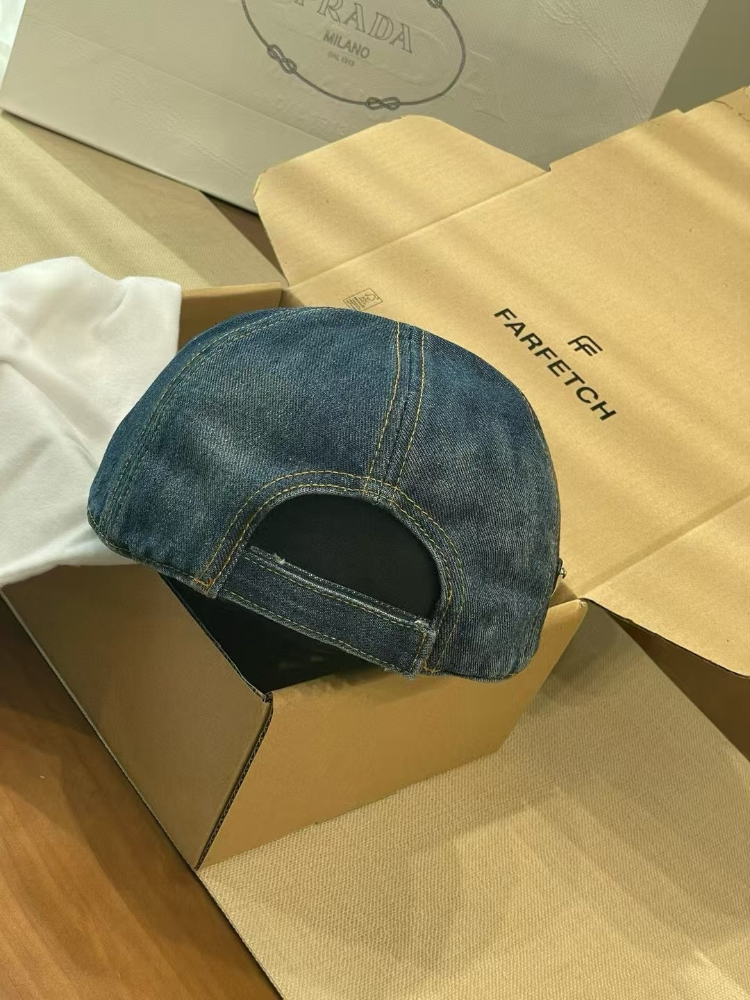 프라다 볼캡
