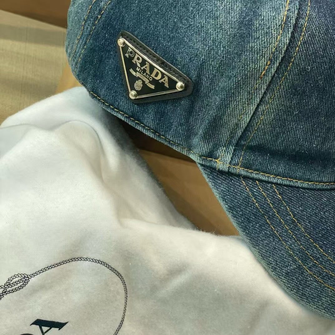 프라다 볼캡