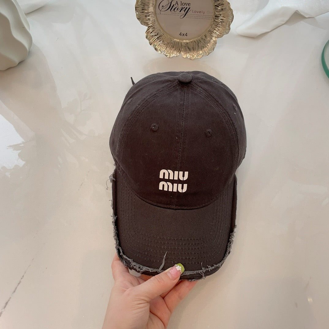 미우미우 볼캡