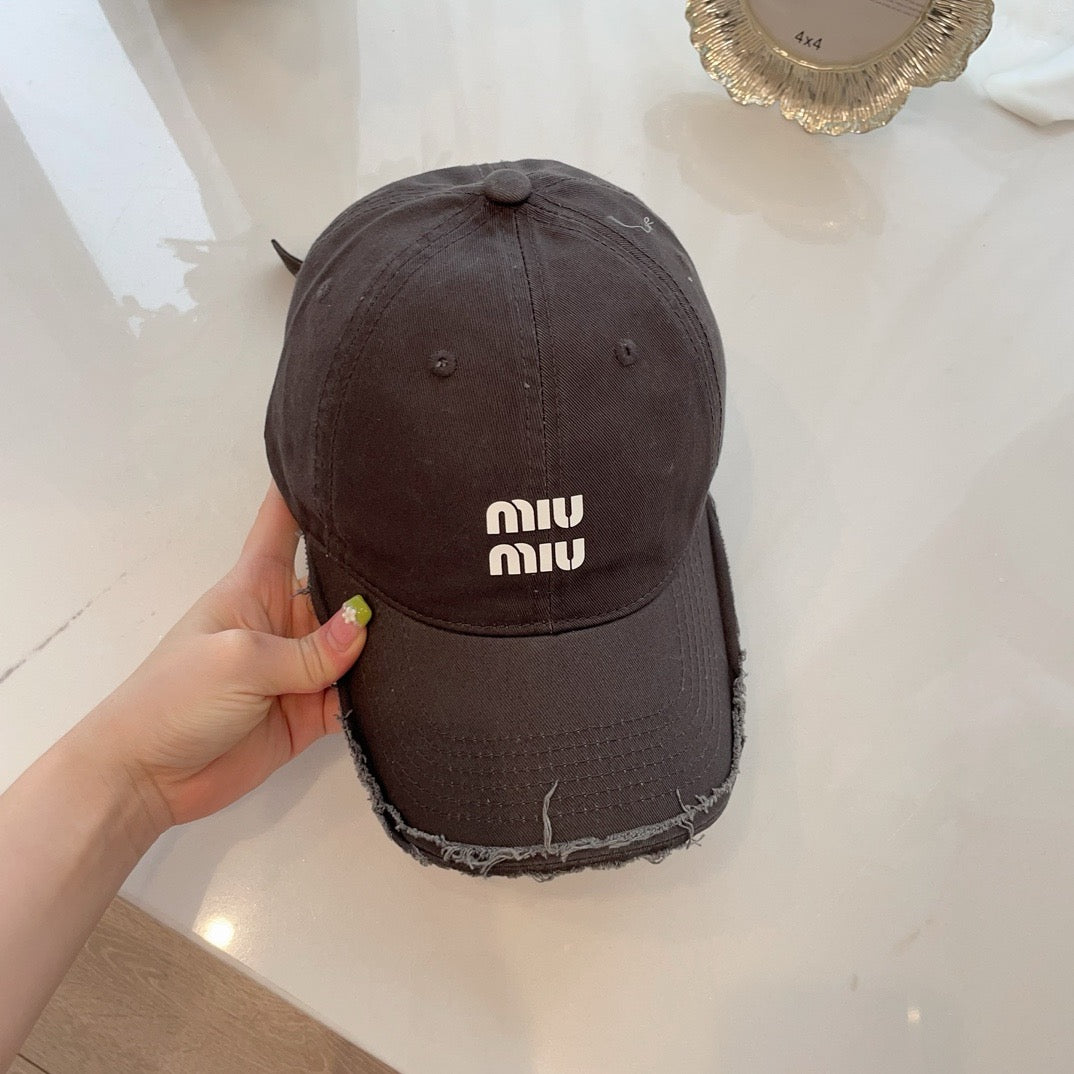 미우미우 볼캡
