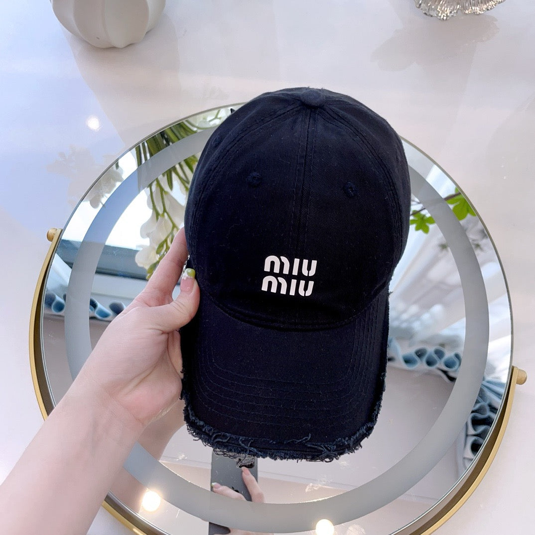 미우미우 볼캡
