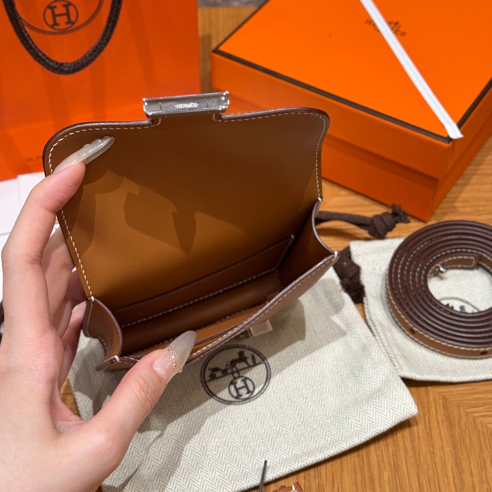 에르메스 콘스탄스 슬림 지갑 앱송