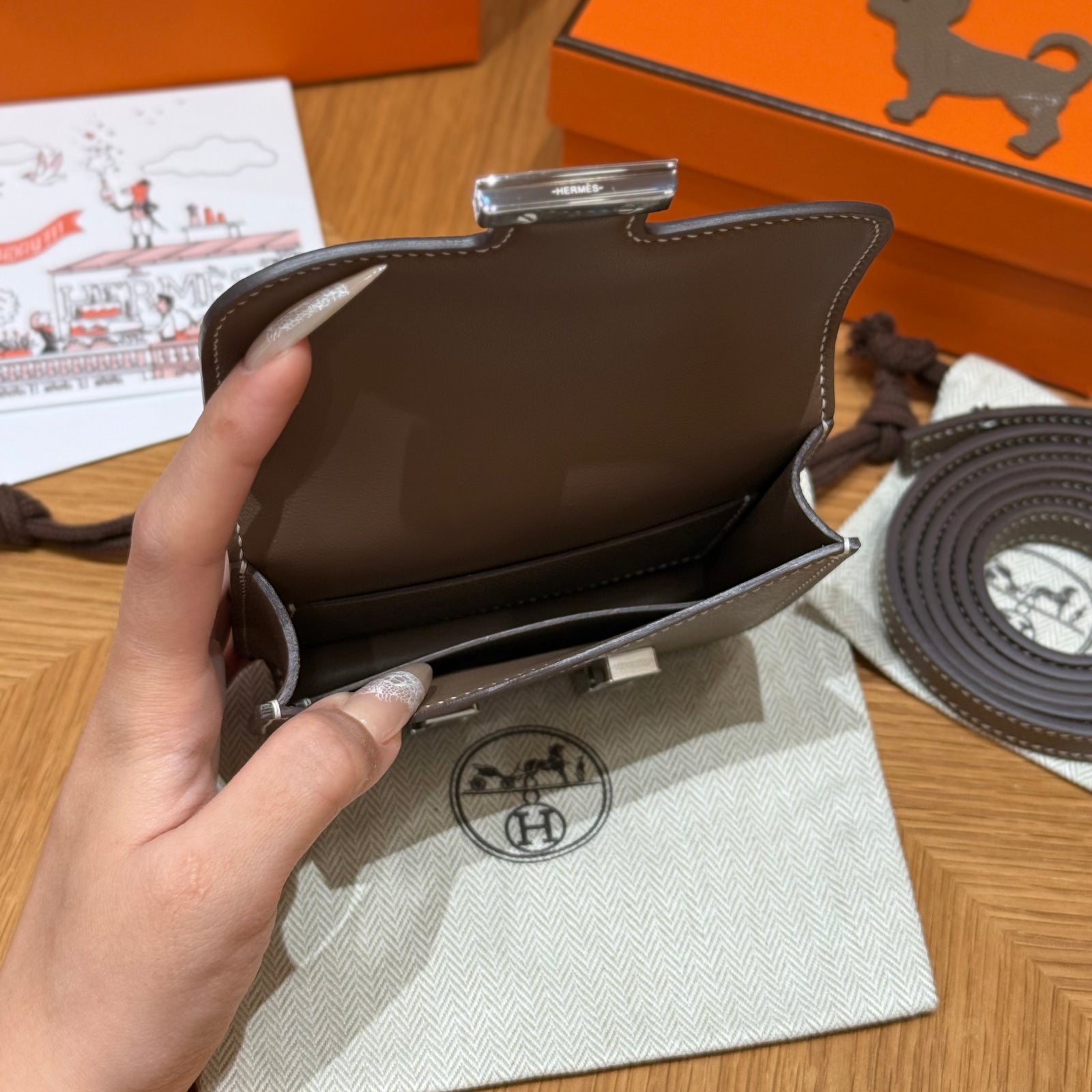 에르메스 콘스탄스 슬림 지갑 앱송