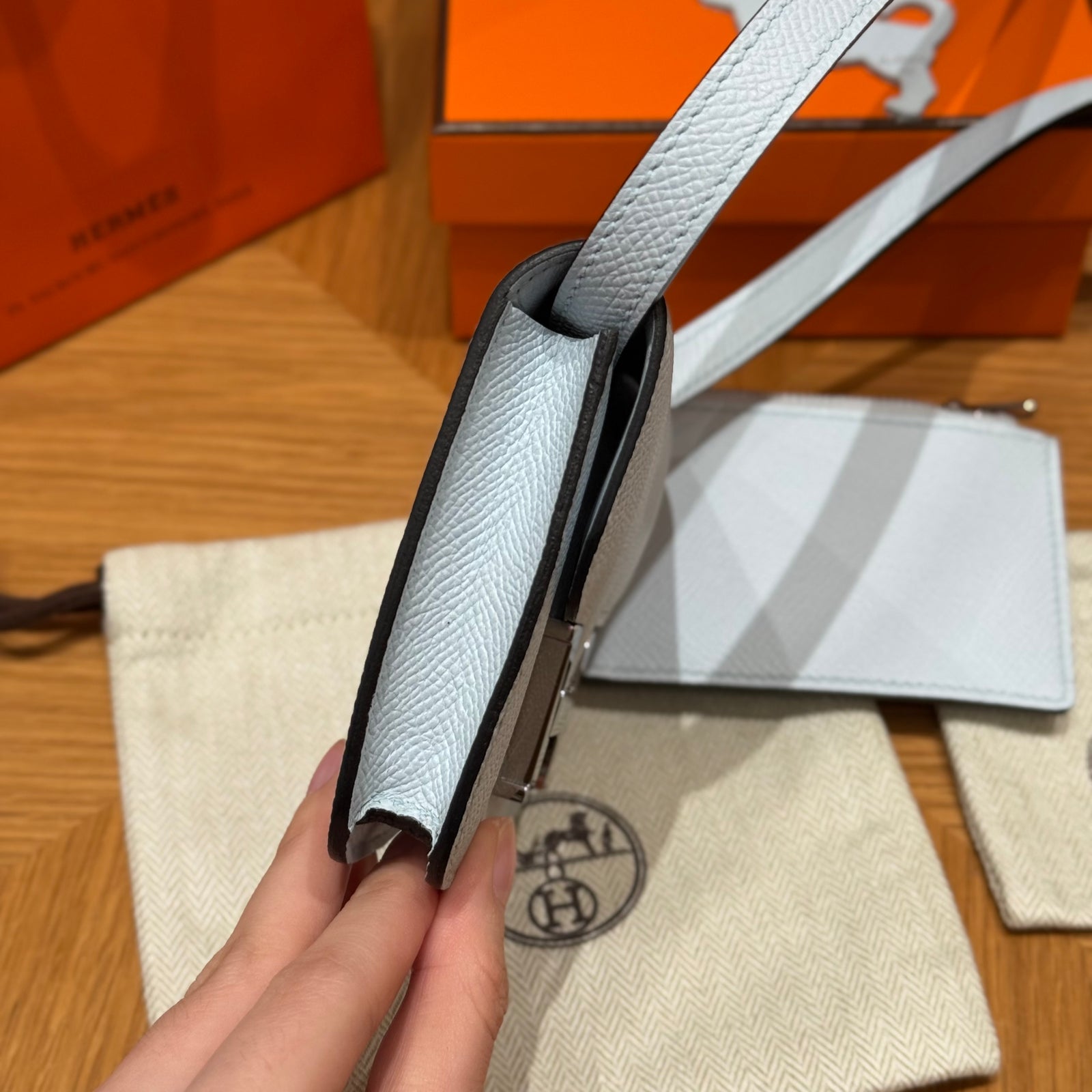 에르메스 콘스탄스 슬림 지갑 앱송