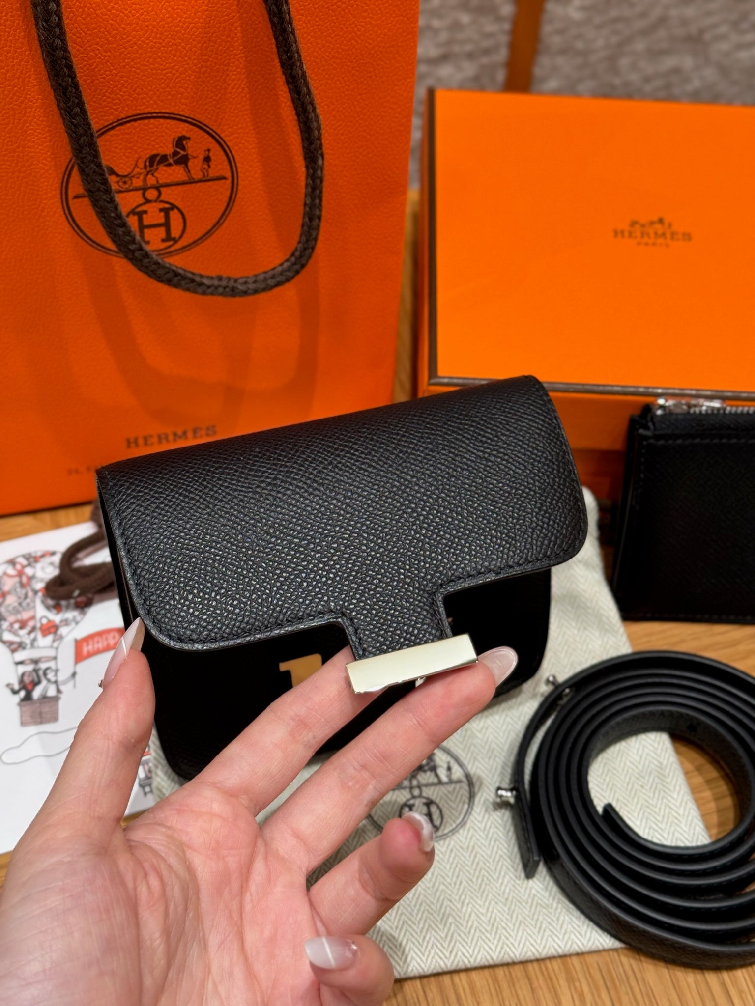 에르메스 콘스탄스 슬림 지갑 앱송